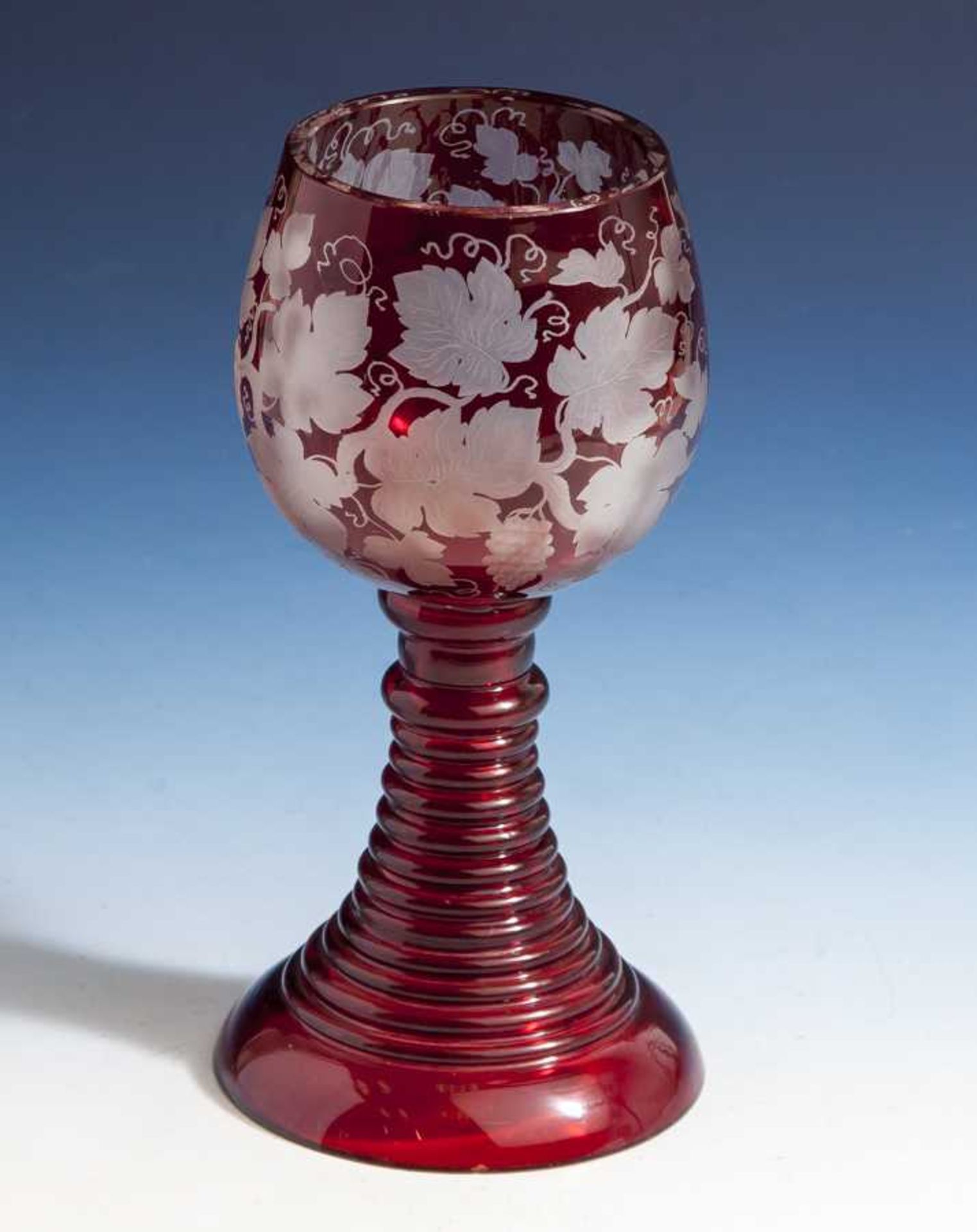 Großer Römer, Ende 19. Jahrhundert, farbloses Glas, rubinrot überfangen, kugelige Kuppa,über