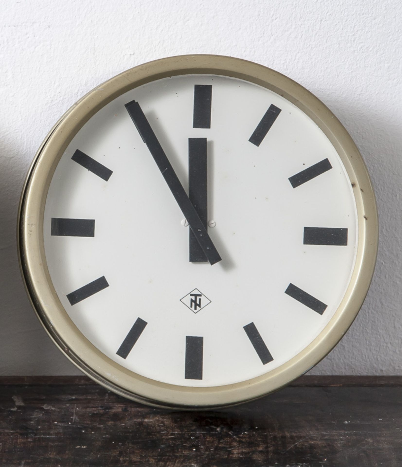 Werks- oder Bahnhofsuhr, Herst. TN, wohl 60er Jahre, elektr. DM ca. 28 cm. Station clock, producer