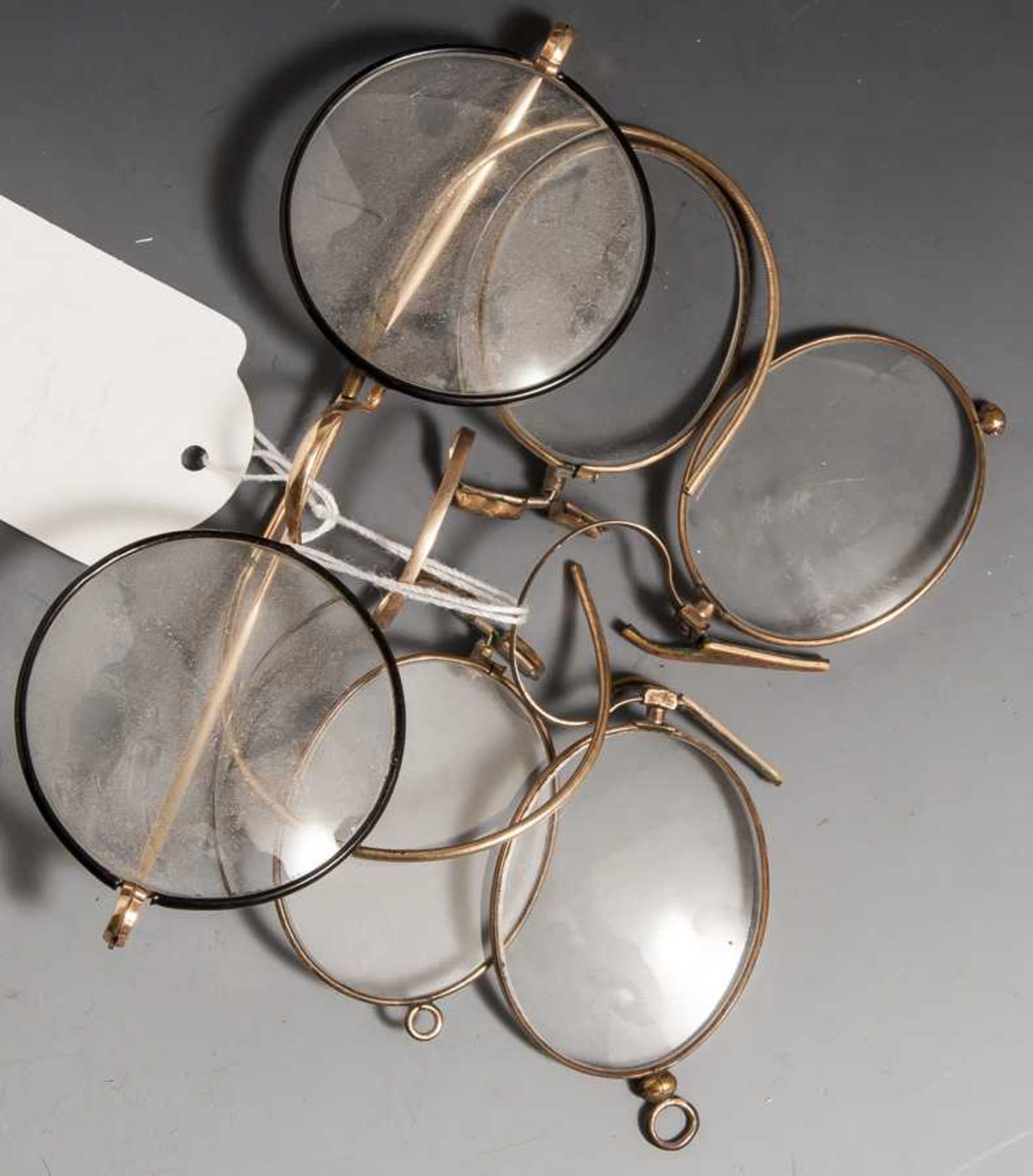 3 verschiedene alte Brillen, 1 Gestell 12 ct., die beiden anderen wohl Silber vergoldet.