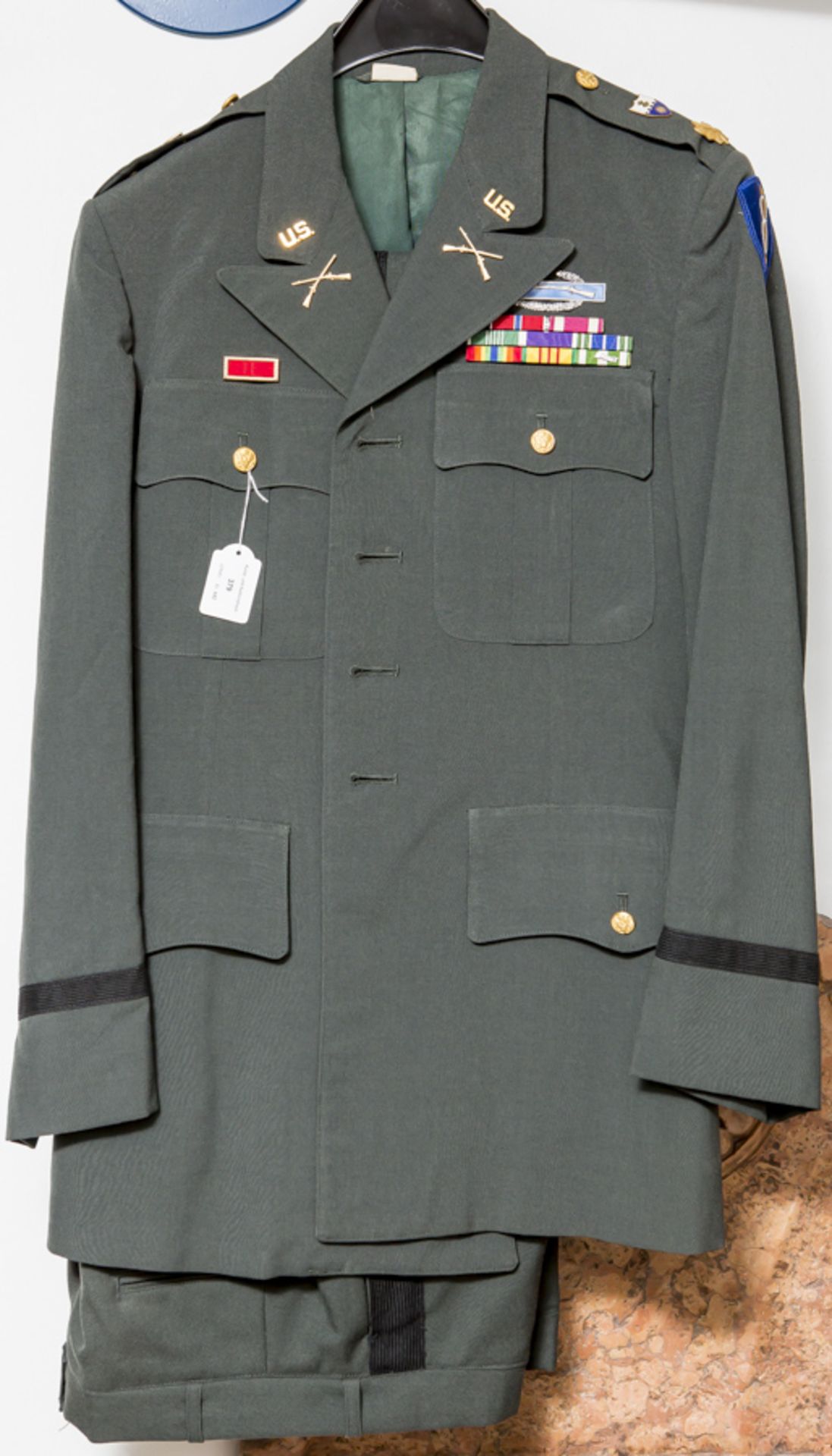 Uniformjacke, USA, Nachkriegszeit, mit div. Auszeichnungen u. Abzeichen, Rang unbekannt.Sehr guter