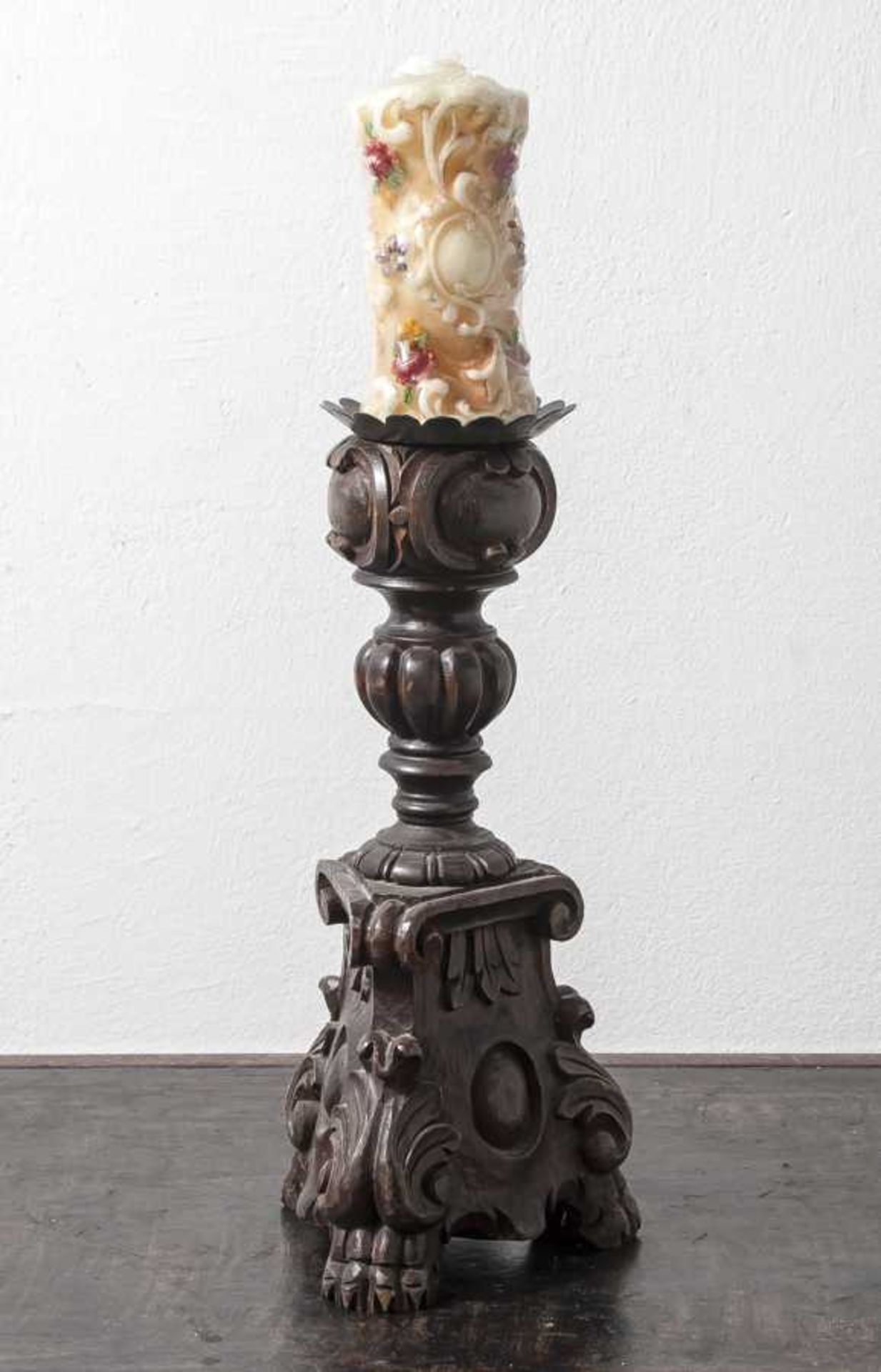 Kerzenhalter, Holz geschnitzt, Barockstil, mehrfach balustriert, m. Tropfschale ausMetall. H. ca. 38