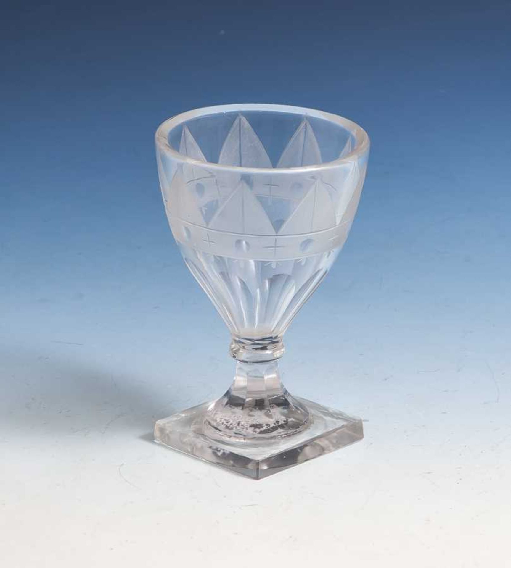 Empireglas, farbloses Glas, halbovoide Kuppa mit mattgeschnittenerMäanderbandbordüre, Ansatz und