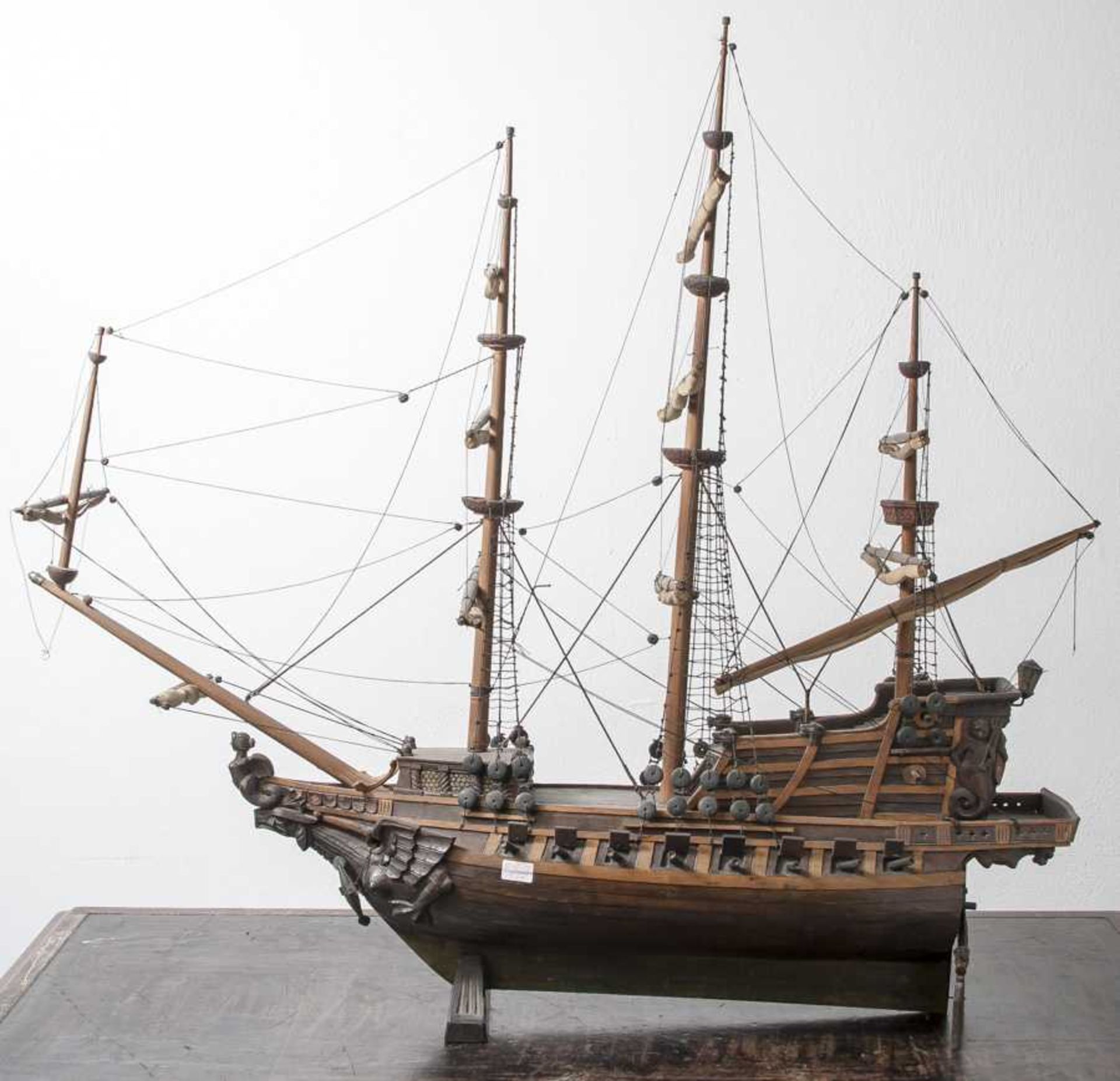 Modellschiff, Segler, Holz, farbige Fassung, ca. 100 x 100 cm.