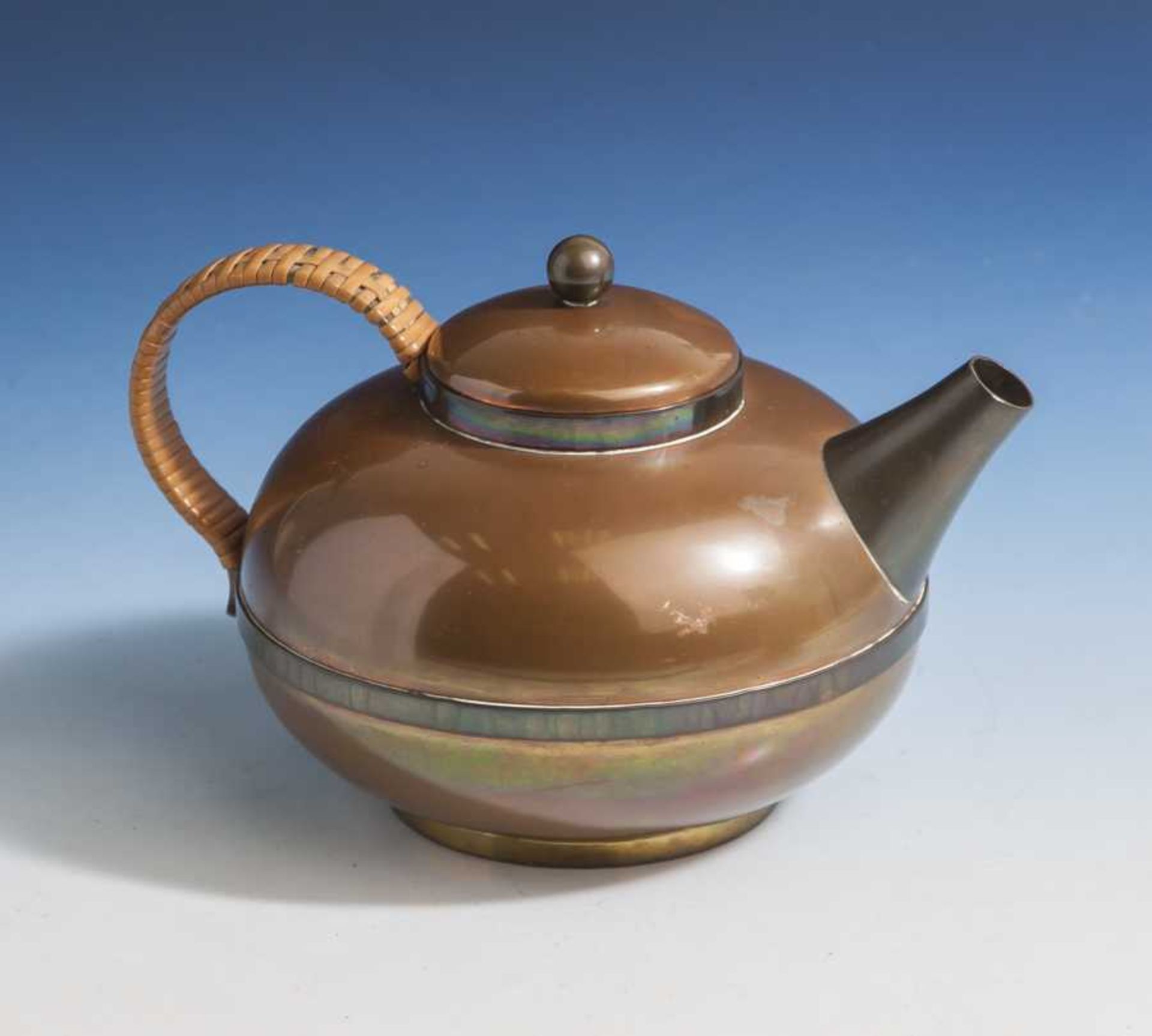Kleine Teekanne, wohl Art Dèco, Kupfer, auf flachem Standring, gedrückter Kugelkorpus,mittig