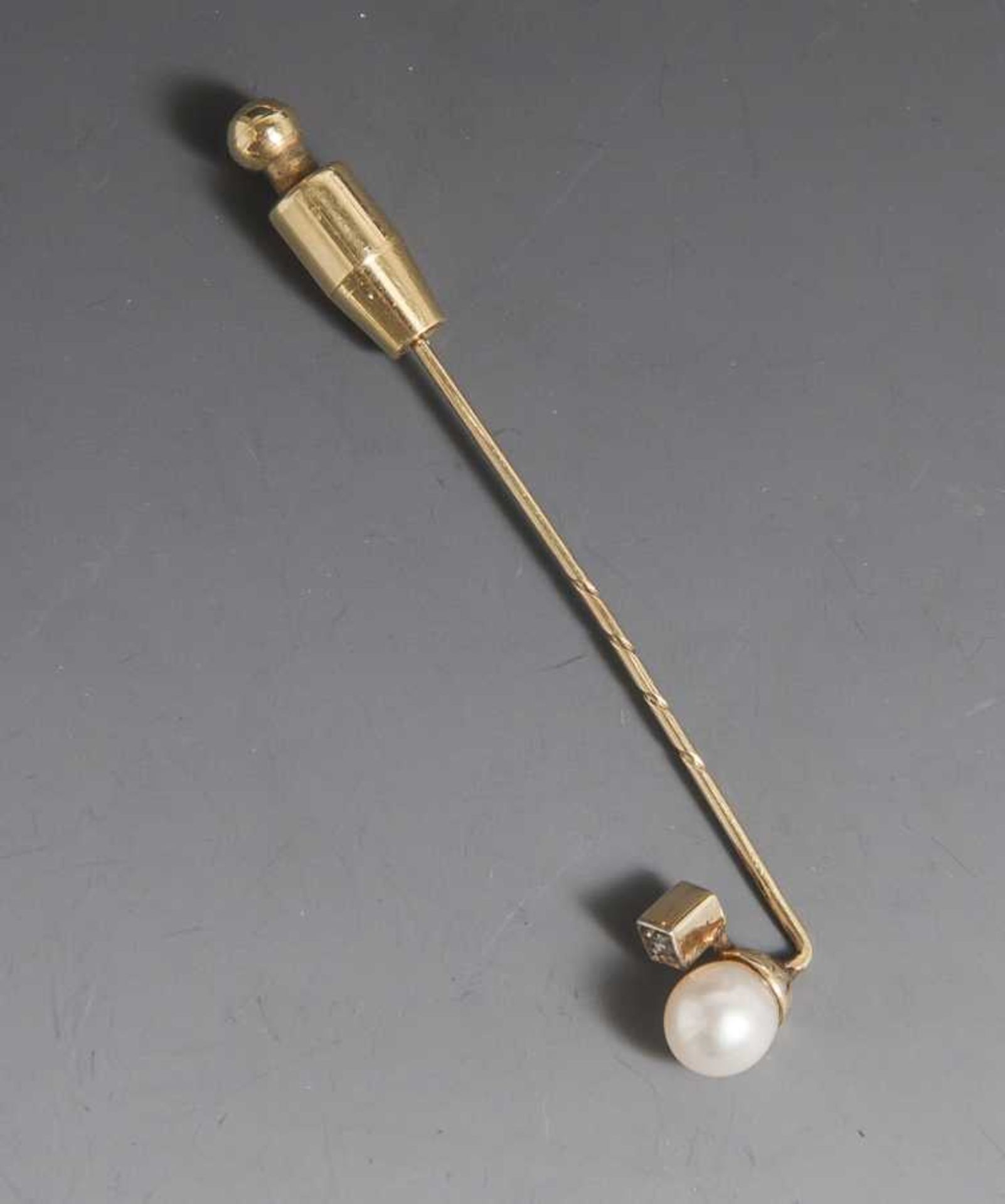 Krawattennadel, Gelbgold 585, der Kopf mit einer Zuchtperle, DM. ca. 6 mm, und einemDiamanten im 8/