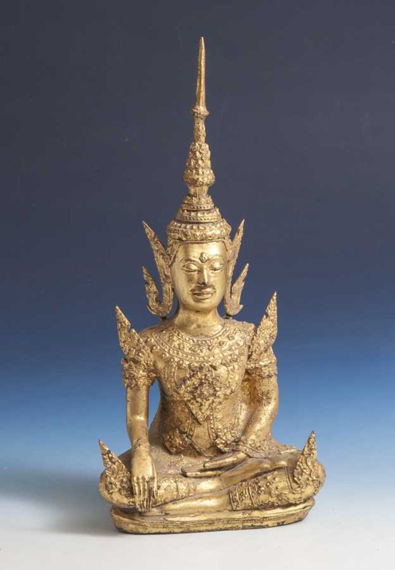 Sitzender Buddha, Geste der Erdberührung "Bhumisparsha Mudra", Prov. wohl Thailand,vergoldeter