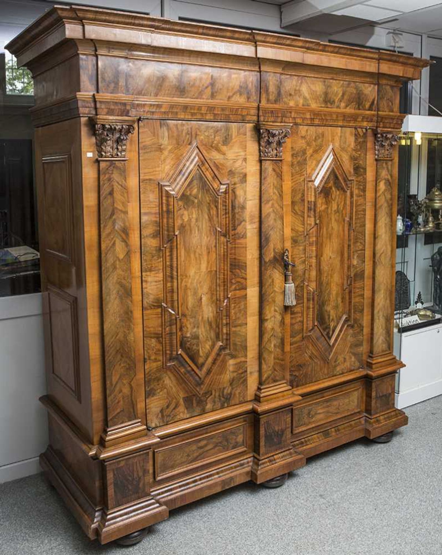 Repräsentativer, zweitüriger Schrank, 18. Jahrh., sog. Pilasterschrank, Nussholz furniert,hohes