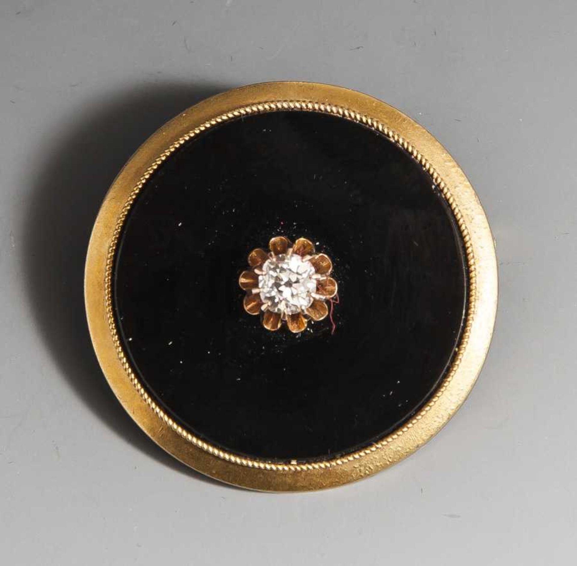 Brosche mit Onyx und Diamant, Gelbgold 585, um 1860/70, runde Onyxscheibe mit zentralem,