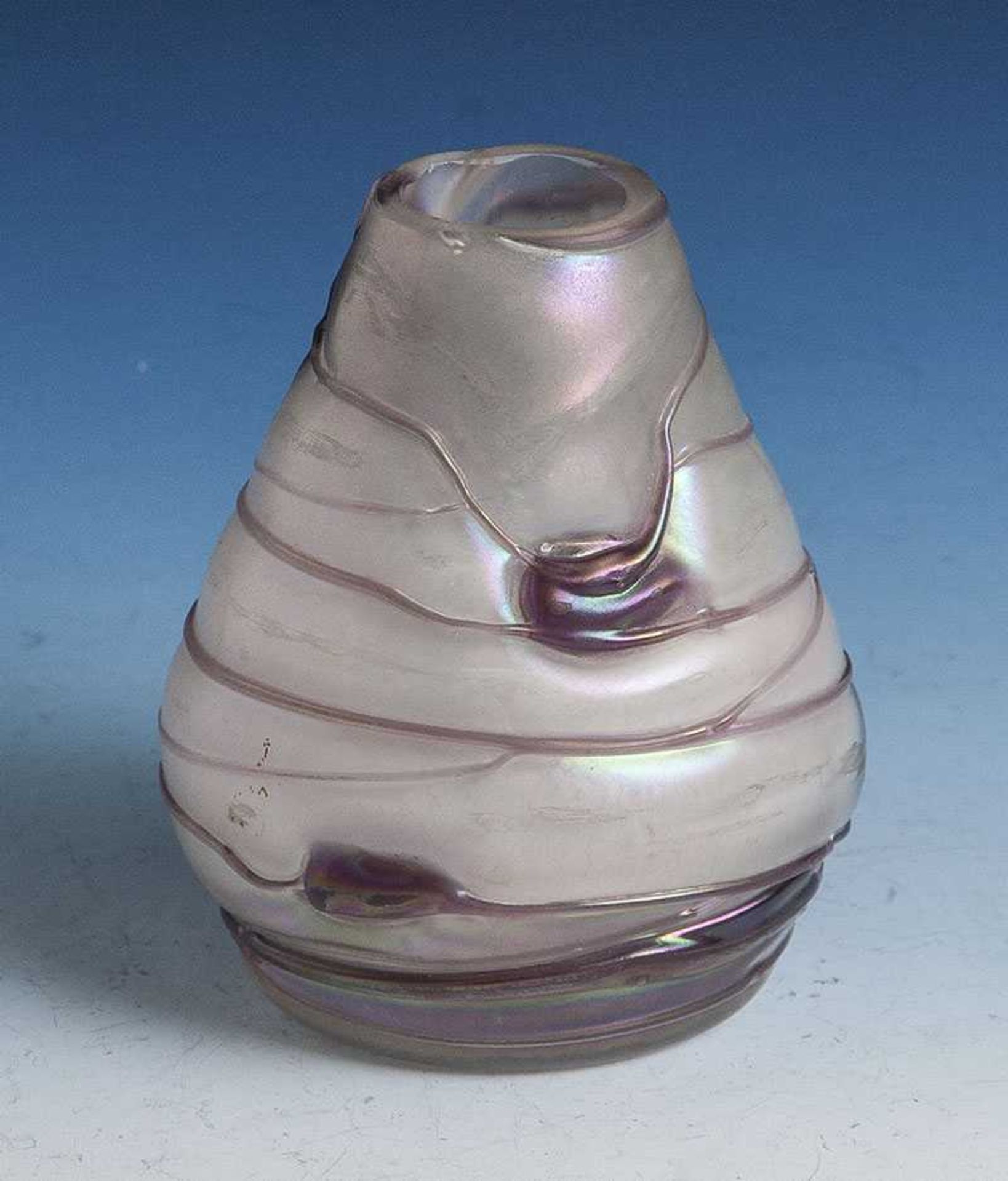 Vase, Böhmen 20. Jahrhundert, im Stile Lötz, mit Fadenaufschmelzungen in blassviolett,lüstrierend