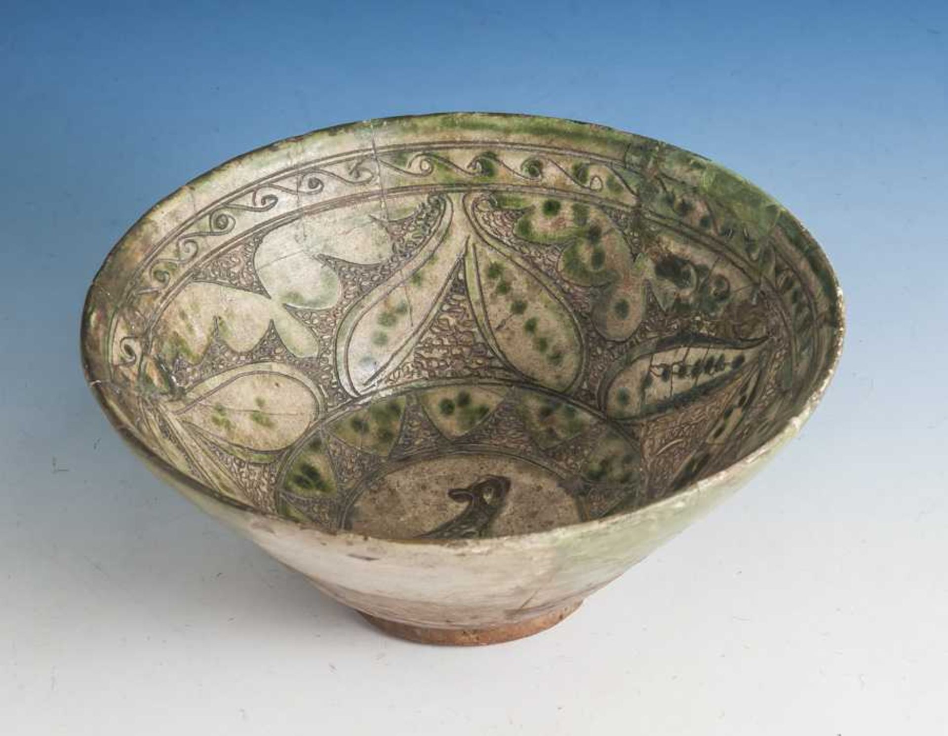 Keramikschale, Iran, 13.-15. Jahrh., konisch auslaufende Form über rundem Standring.Partiell grün