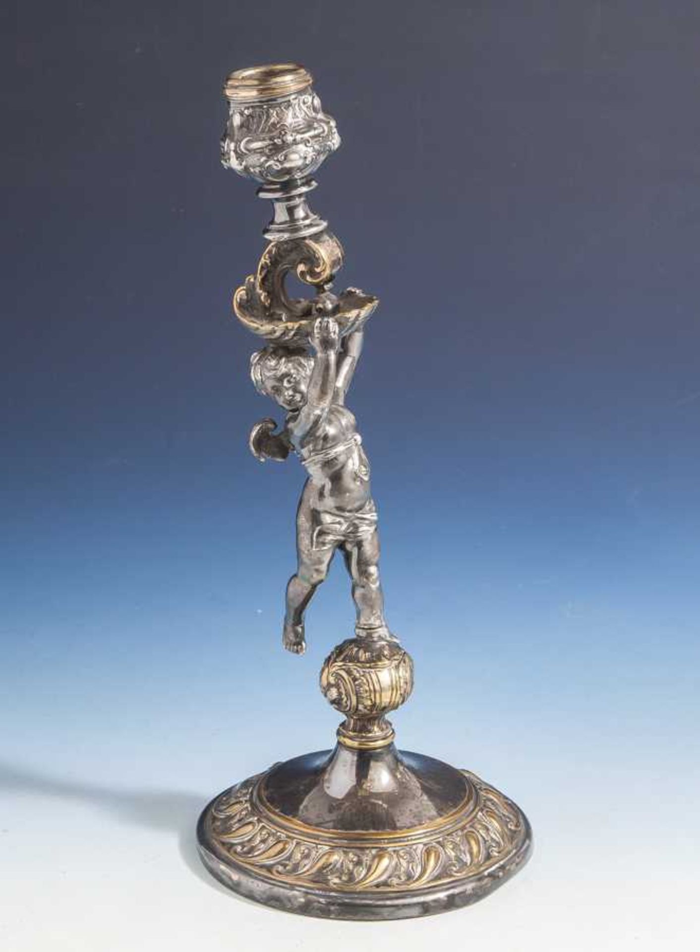 Kerzenhalter, 20. Jahrhundert, Metall, vers., Schaft vollplastisch gearbeitet in Formeines