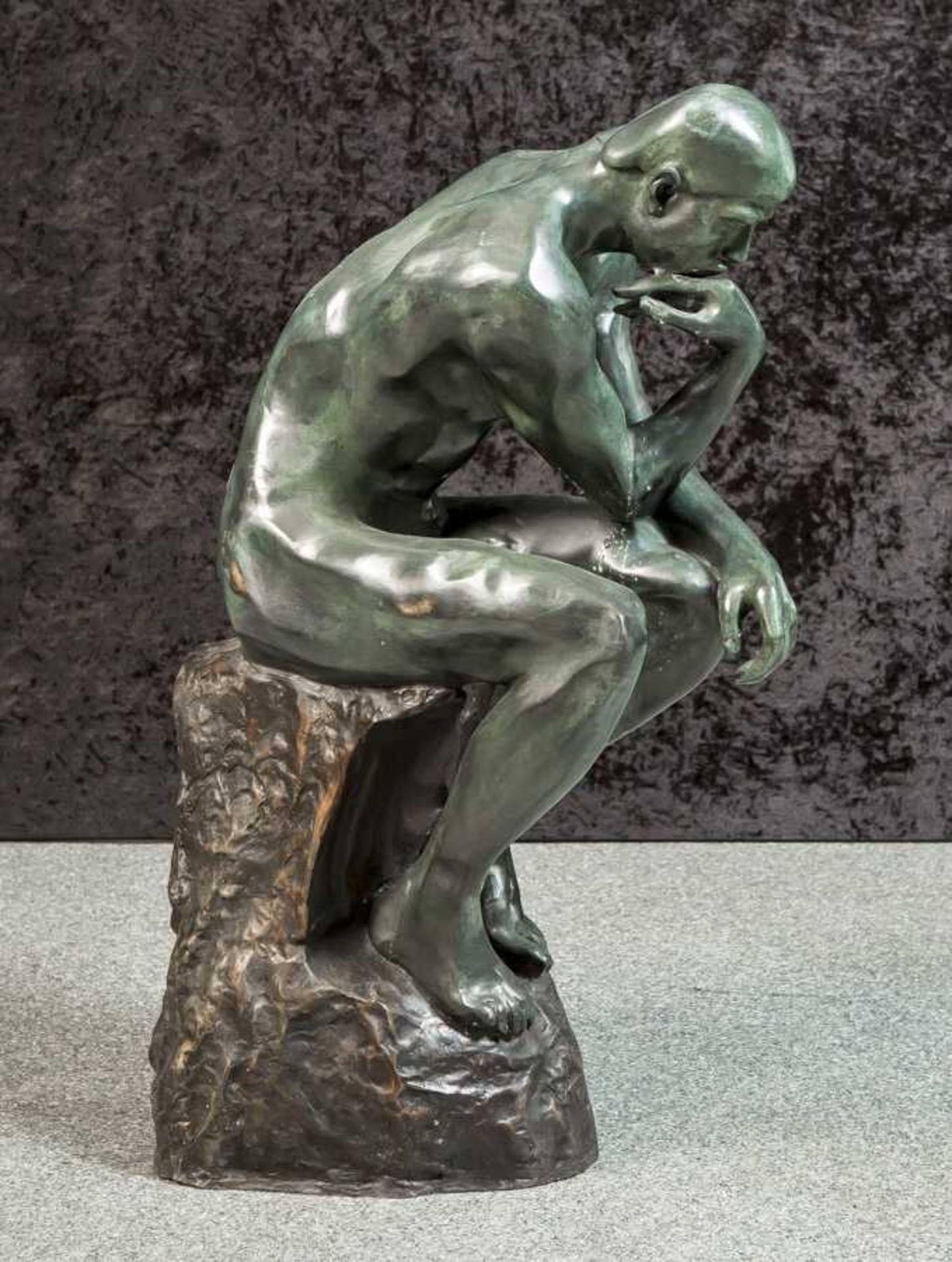Große Bronzefigur, Kopie nach Rodin "Der Denker", Alter unbekannt. H. ca. 76 cm.