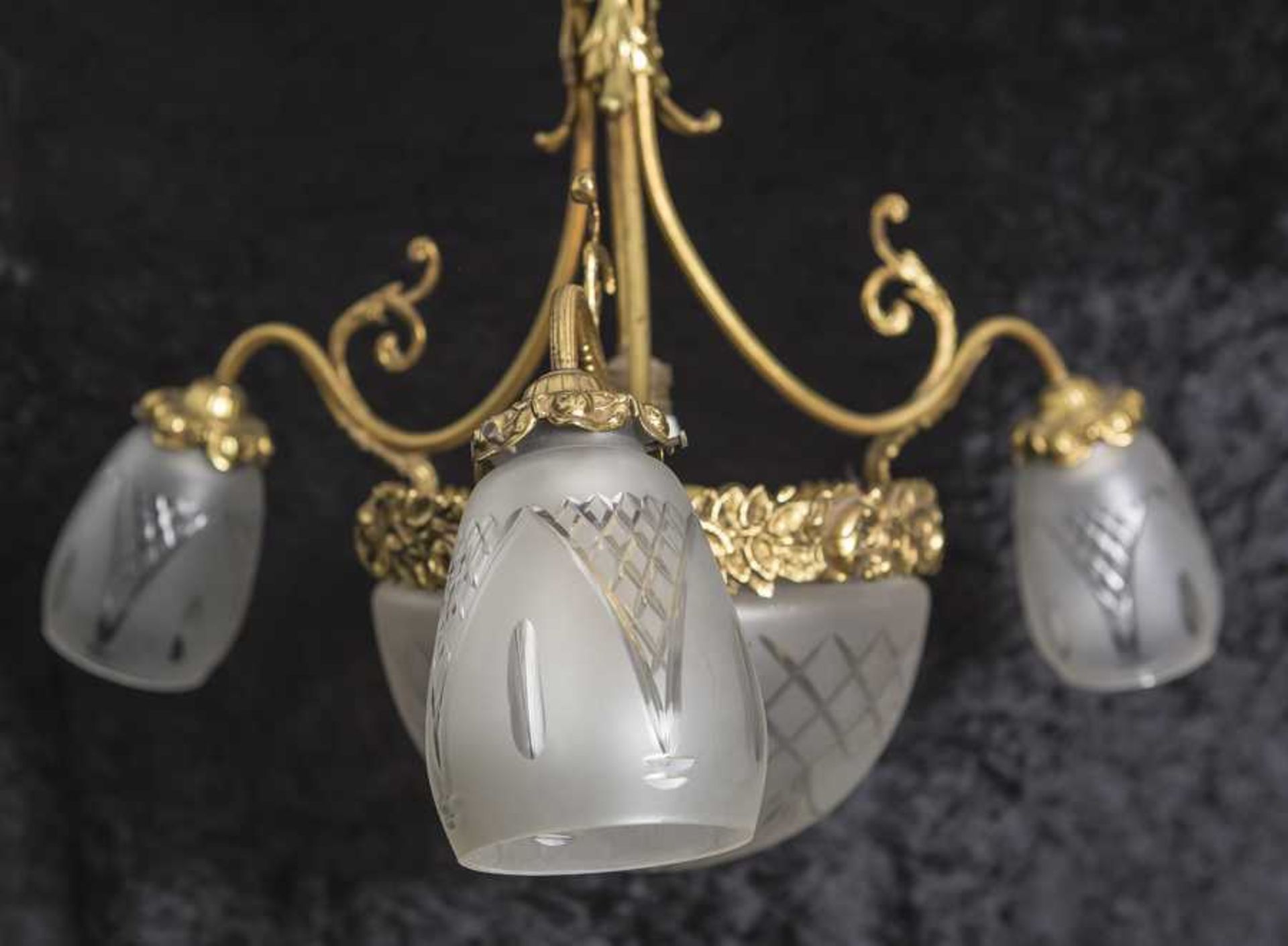 Deckenlampe, 3-flammig, mittig mit Schale aus satin. Glas, Bronzemontierung, elektr.Deckenh. ca.