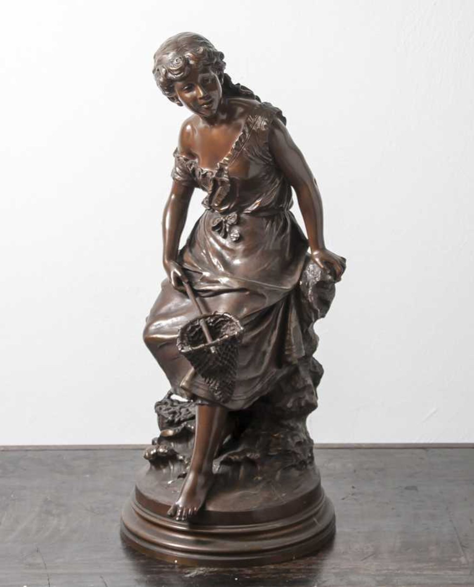 Moreau, Auguste (1834-1917), Bronzefigur "La pêche à la crevette", dunkel patiniert, amRundsockel