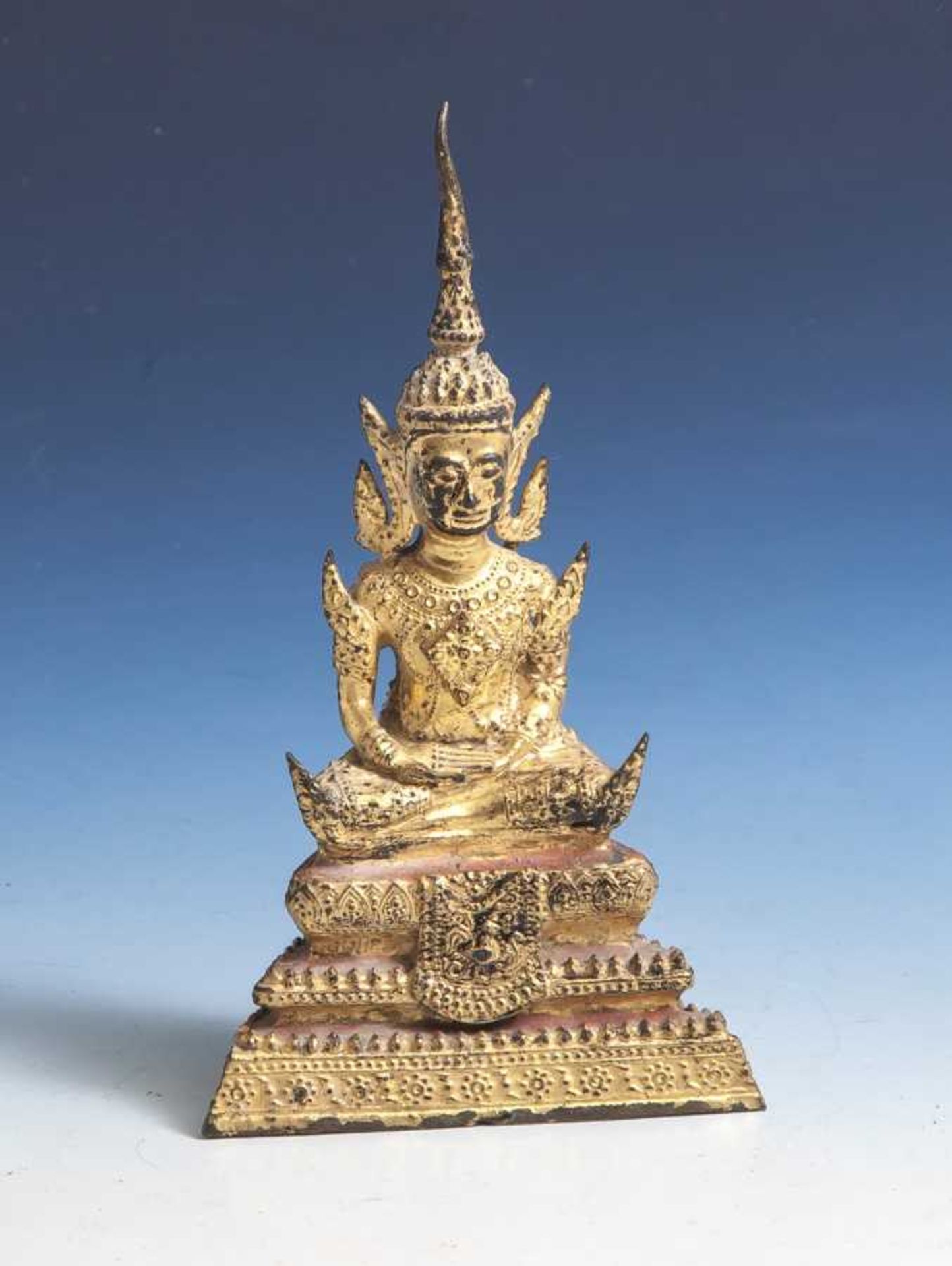 Sitzender Buddha, Meditationsgeste "Dhyana Mudra", Prov. wohl Thailand, vergoldeterBronzeguss, im