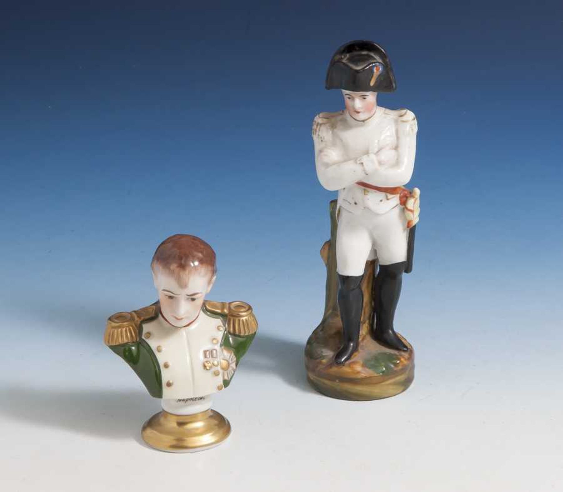 Zwei Porzellanfiguren "Napoleon Bonaparte", 19/20. Jahrhundert, Porzellan, polychrom u.gold