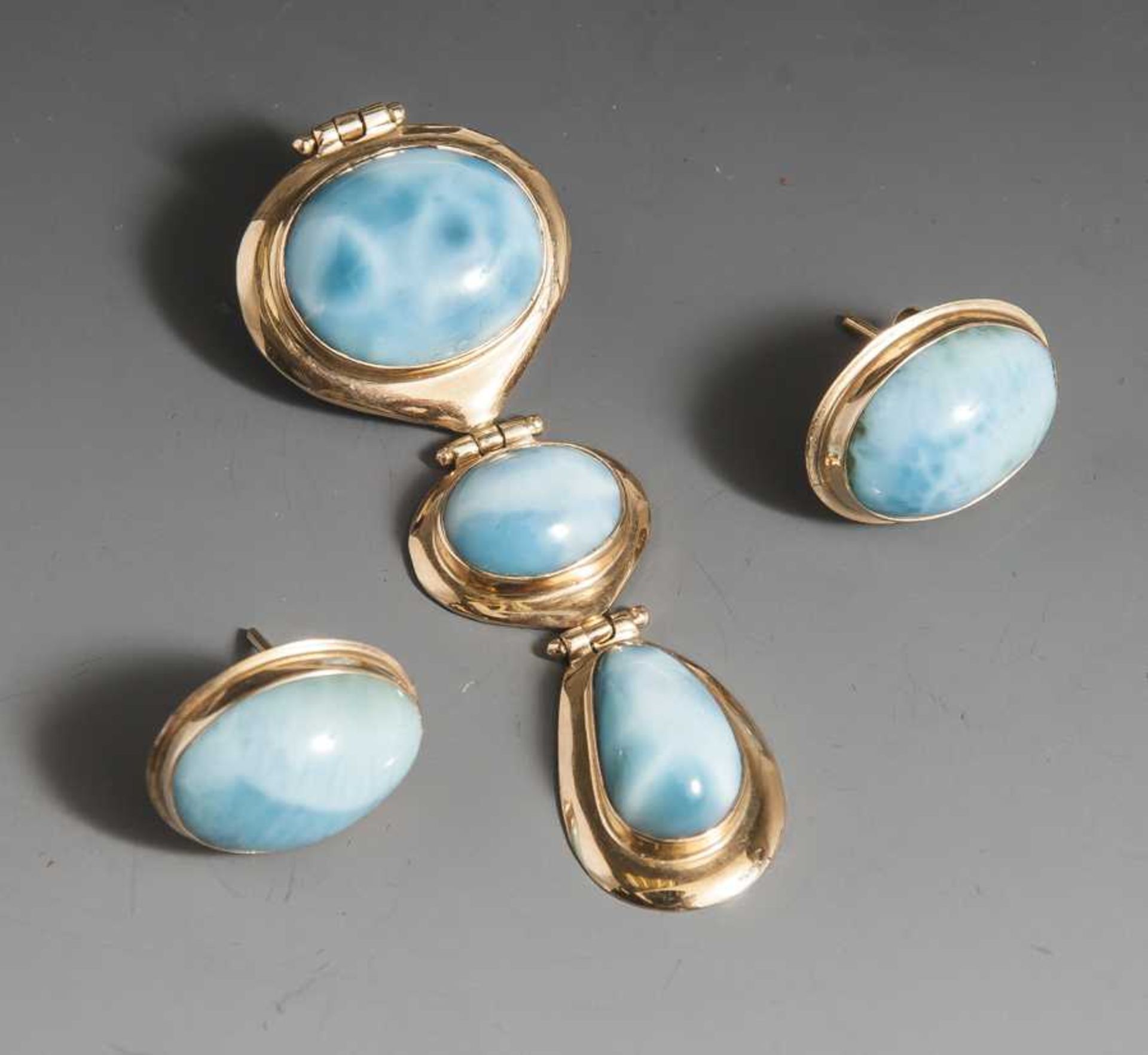 Anhänger und Ohrstecker, Gelbgold 585, ausgefasst mit hellblauen Schmuckstein-Cabochons,wohl