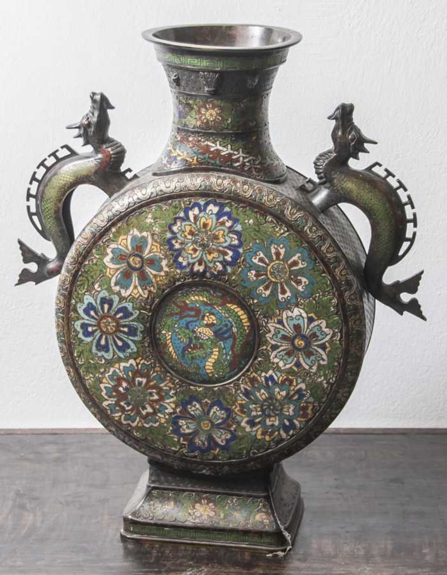 Große Bodenvase, China, wohl 19. Jahrhundert, Bronze, archaischer Stil, inPilgerflaschenform, mit