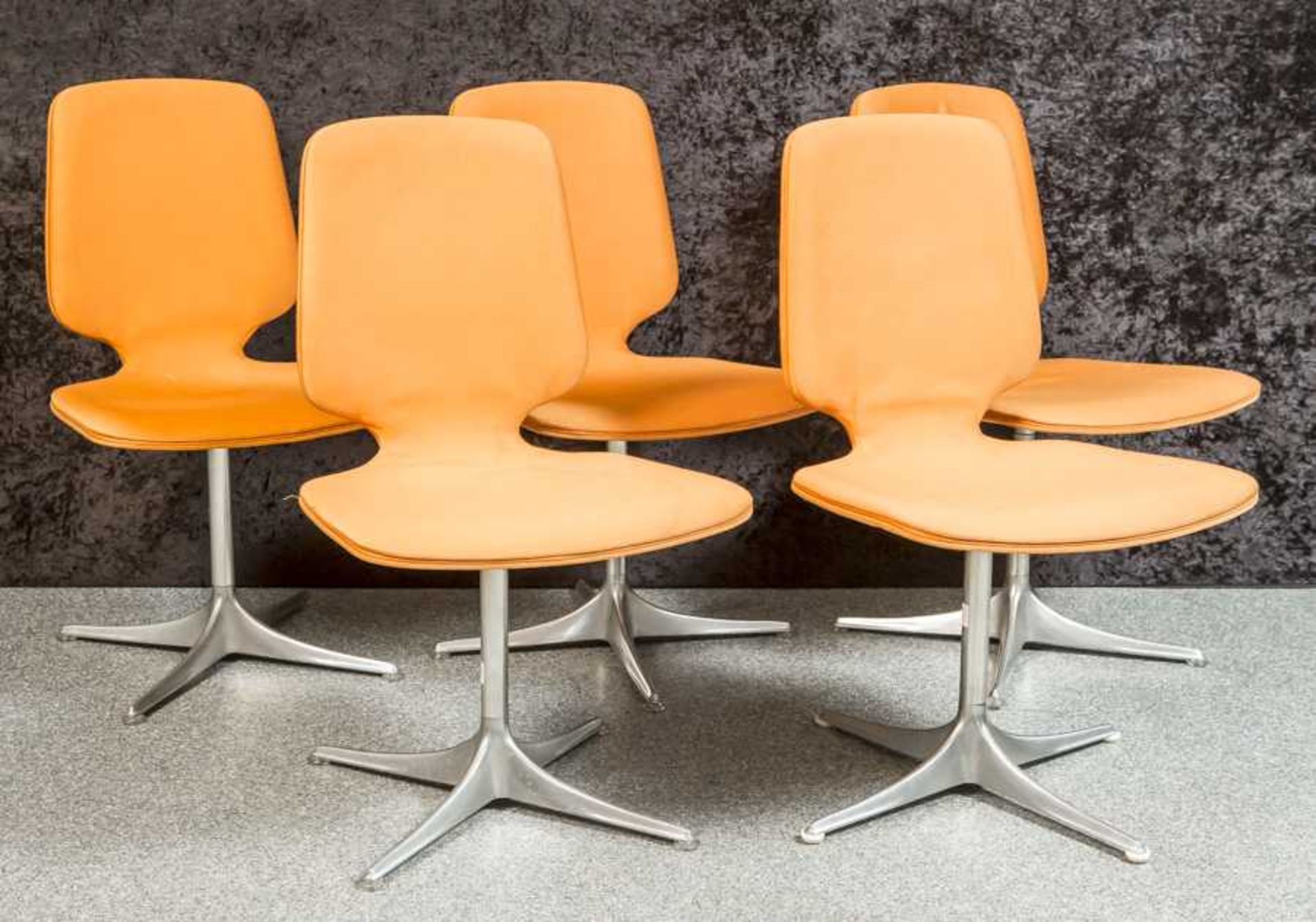 5 gleiche Stühle, 70er Jahre, Schalen zum Sitzen mit org. orangfarbenem Bezug, Alugestell.