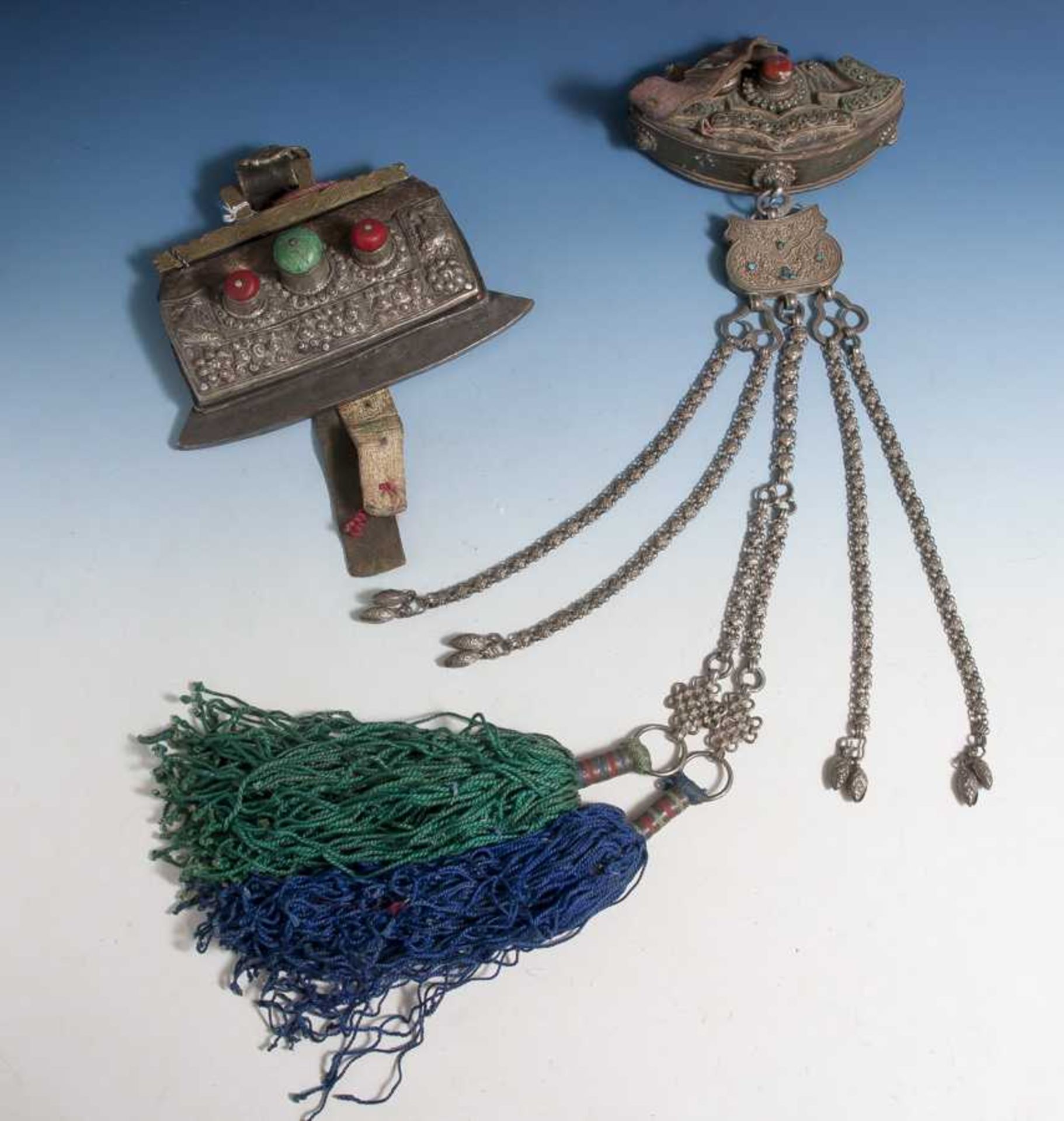 Zwei lederne Zundertaschen, Tibet, 19. Jahrhundert, mit Silber-, Eisen- u.Messingornamenten u.