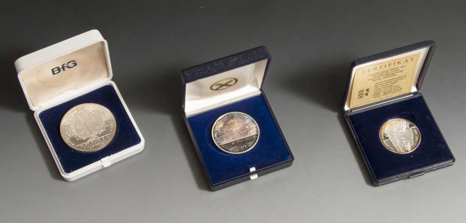 3 Medaillen, a) "700 Jahre Rheinböllen 1309 - 2009", Feinsilber 999, DM. ca. 30 mm, ca. 10gr., b) "