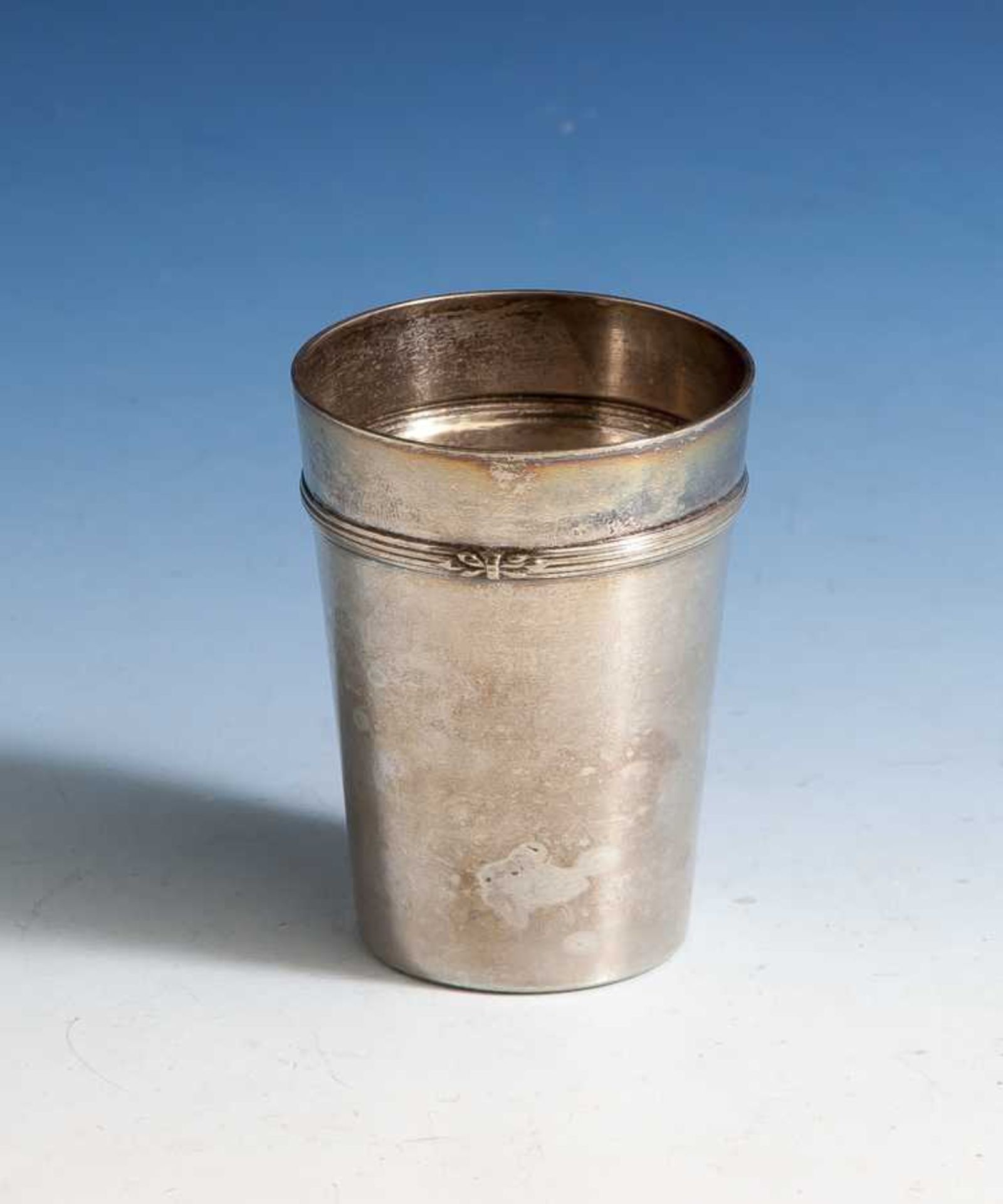 Kleiner Becher, Silber, lötig, 1. Hälfte 19. Jahrhundert, undeutl. gepunzt, leichtauslaufender