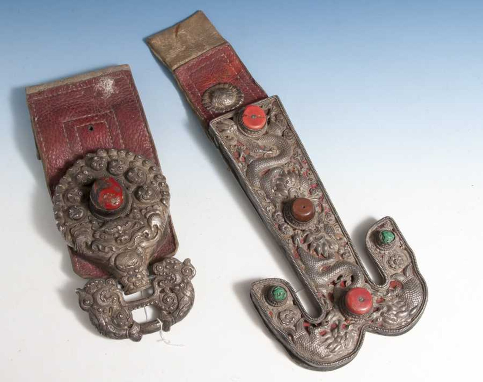 2 Gürtelanhänger, Tibet, 19. Jahrhundert, aus Leder, mit fein gearbeitetenSilberbeschlägen.