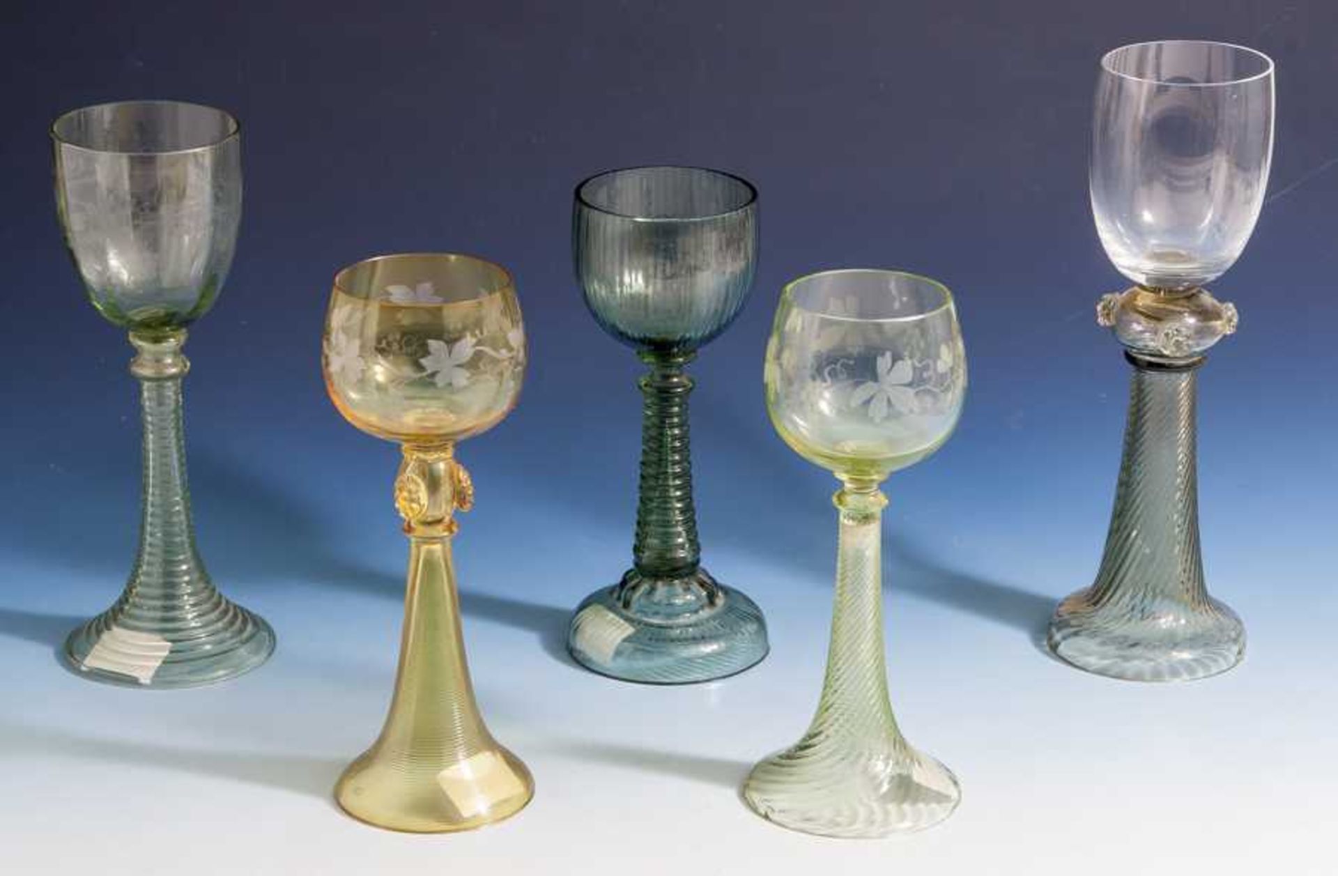 5 Weinrömer, deutsch, Ende 19. Jahrhundert/um 1900, hellgrünes bis honiggelbes Glas (1 xUranglas),