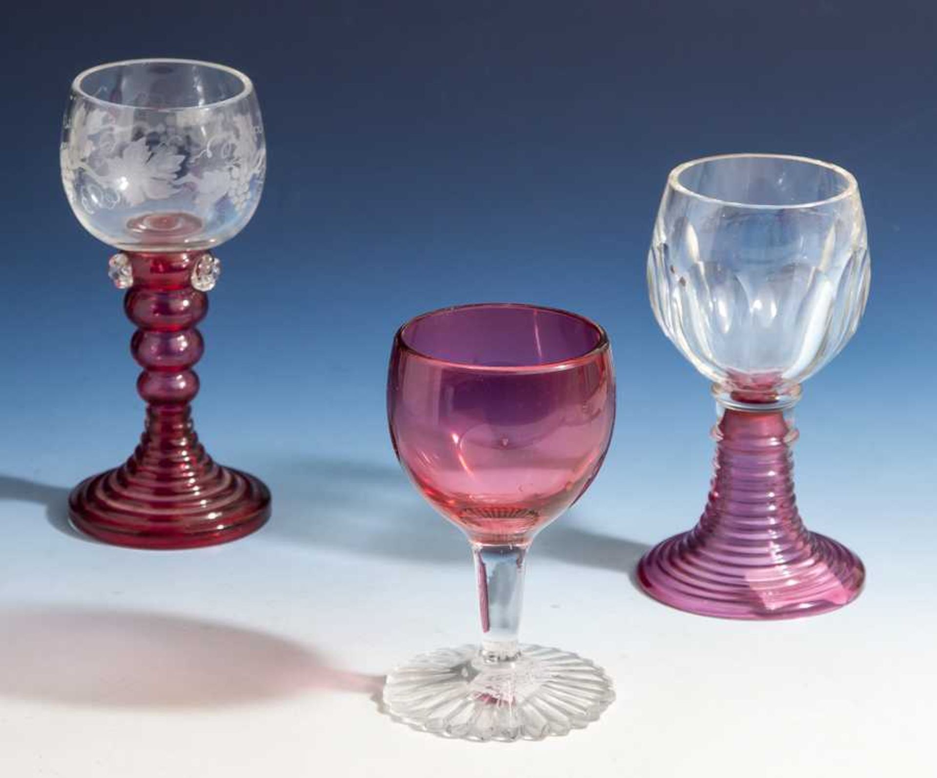 3 verschiedene Weinrömer, 19. Jahrhundert, farbloses Glas, partiell rubinrot unterfangen,runde