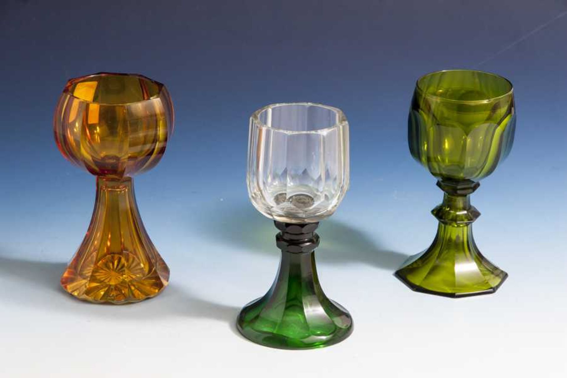 3 Weinrömer, Ende 19. Jahrhundert, farbloses Glas, honiggelb bzw. grün überfangen,achtfach