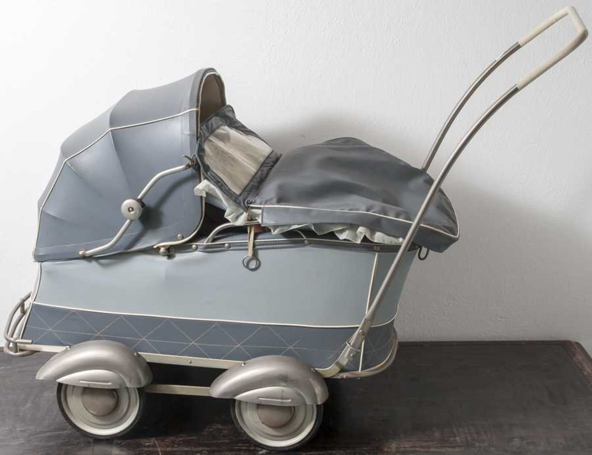 Puppenwagen, Herlag, 1950er Jahre, Wanne und Verdeck aus graublauem Kunstleder(zweifarbig),