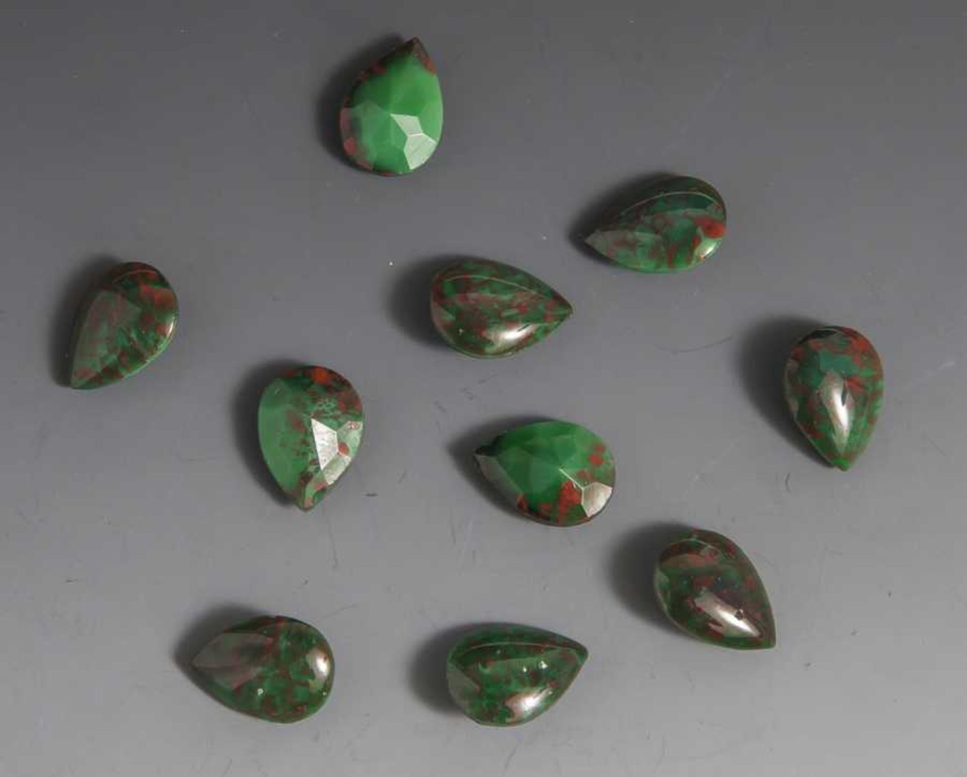 10 lose Heliotrope, facettierte Tropfenform, ca. 15 x 11 x 6 mm.