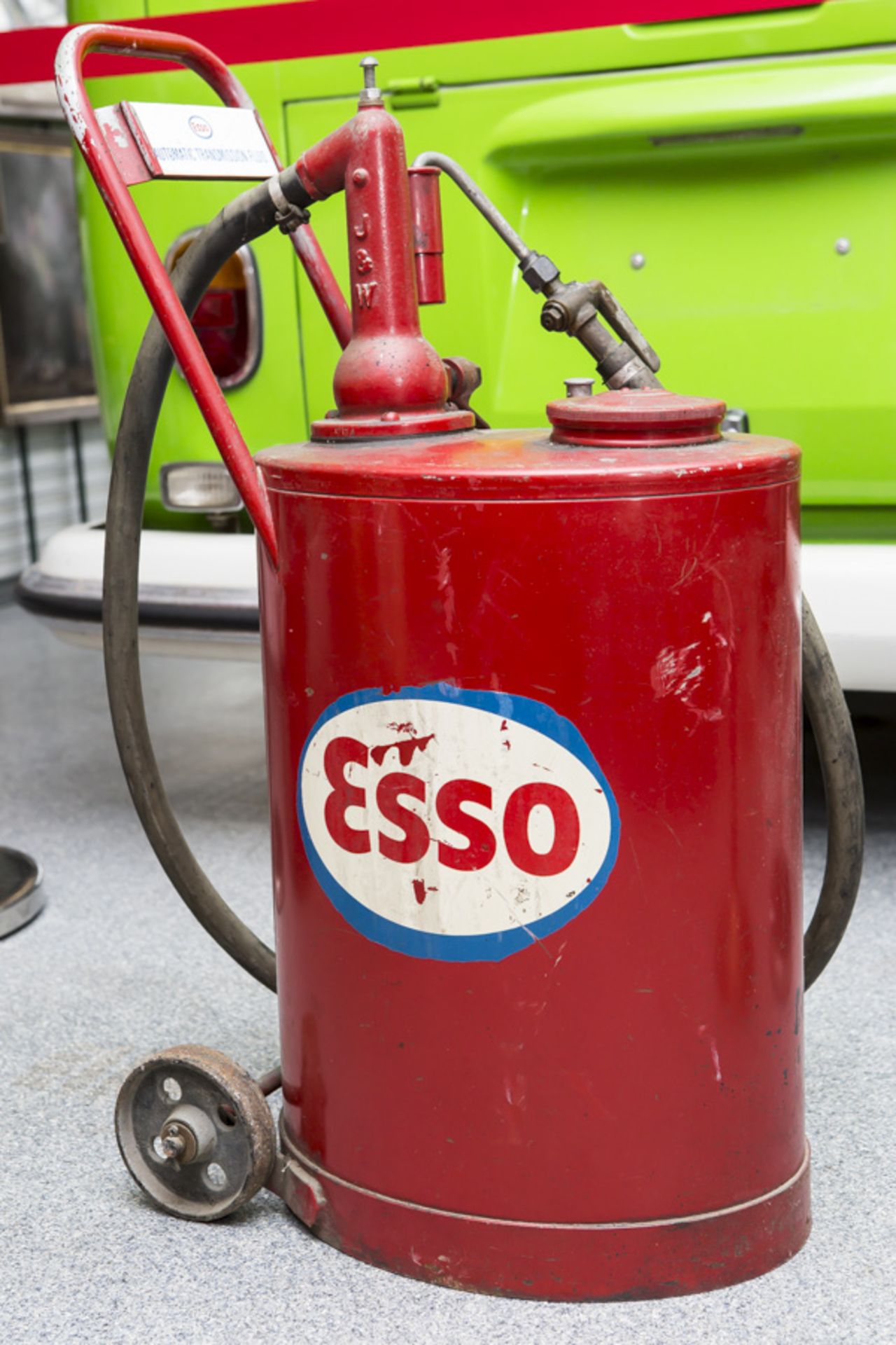 Fahrbare Schmierfettpresse für Automobile, rot lackiert, wohl 50/60er Jahre, Esso,Aufschrift "Esso -