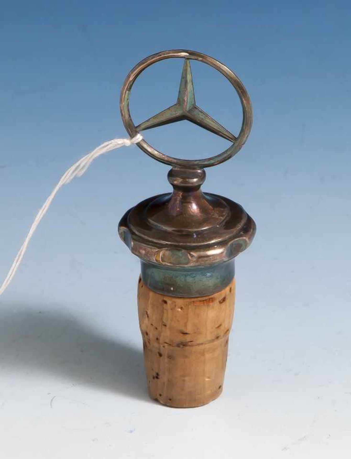 Zierkorken, mit Mercedes-Stern, Metall versilbert. H. ca. 8,5 cm.