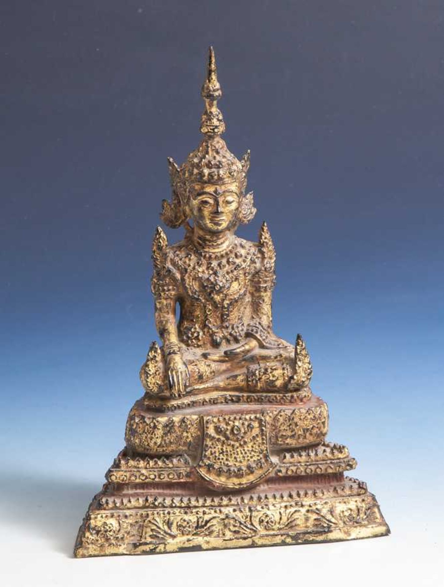 Sitzender Buddha, Geste der Erdberührung "Bhumisparsha Mudra", wohl Thailand, vergoldeterBronzeguss,