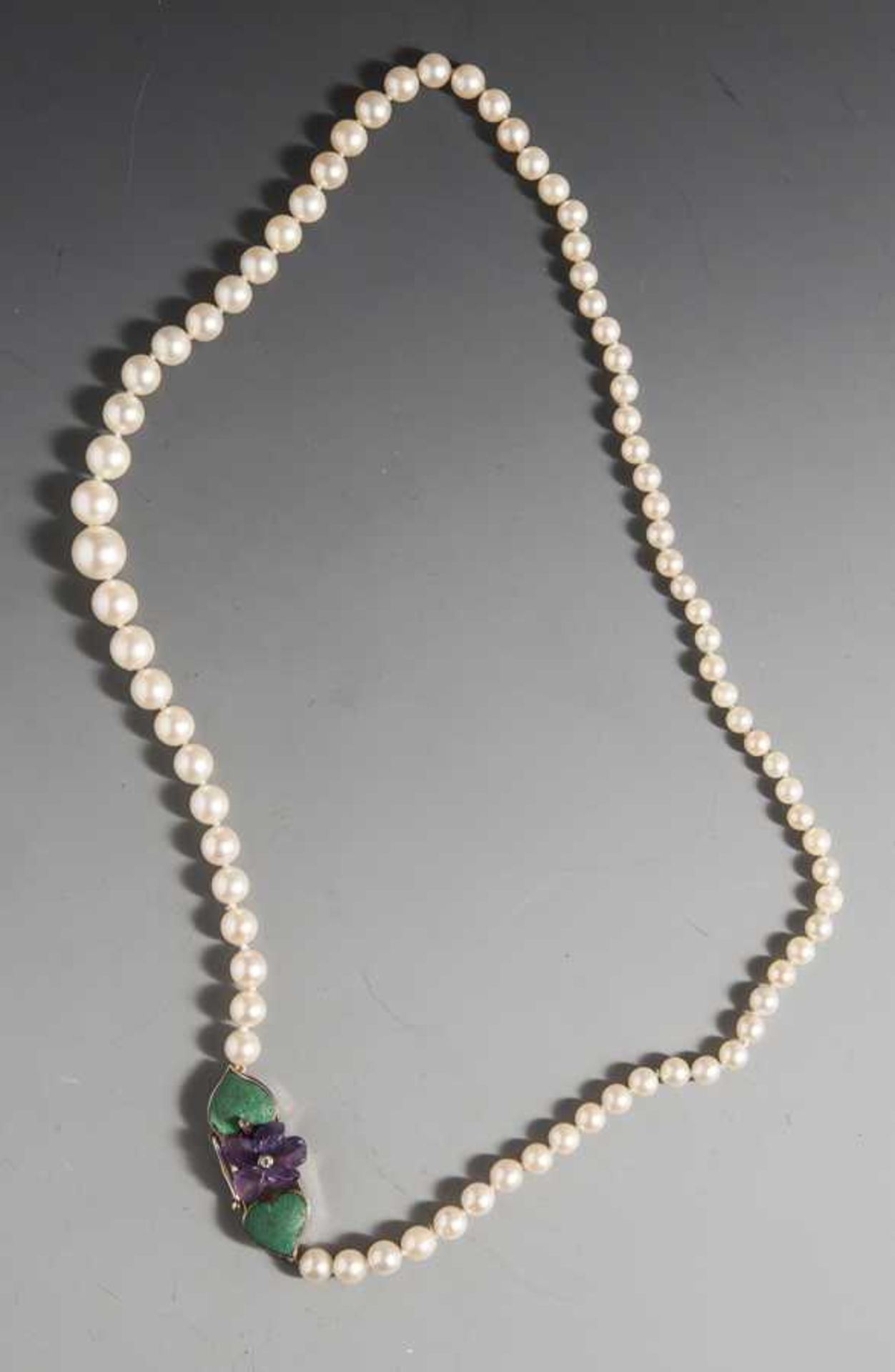 Perlenkette, Anfang 20. Jahrhundert, aus 79 einzeln geknoteten Perlen im Verlauf, DM. von3 bis 7,5