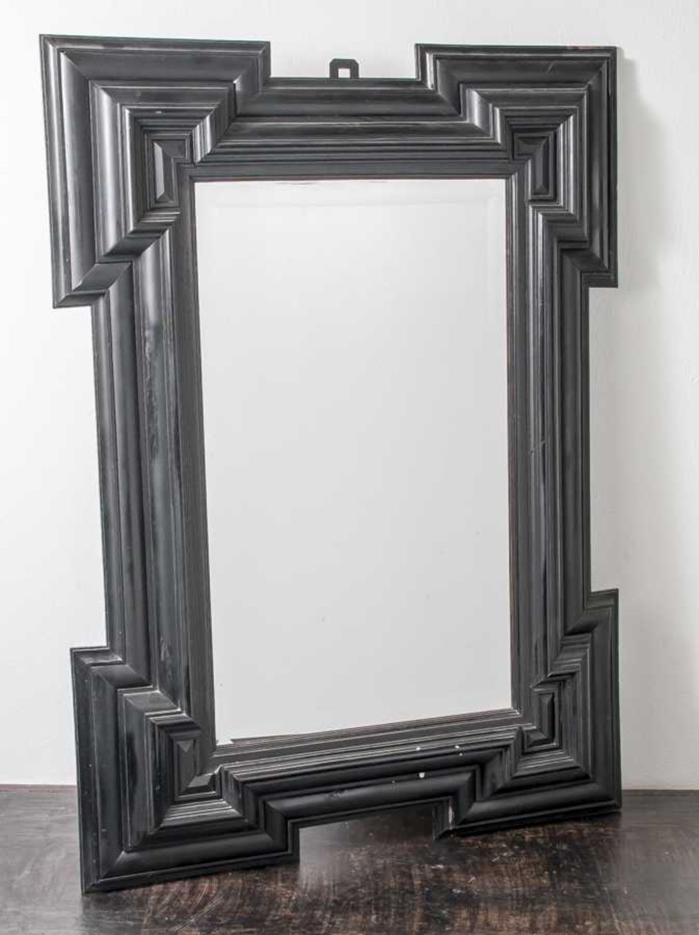 Spiegel aus der Zeit des Historismus, 2. Hälfte 19. Jahrhundert, Holzrahmung, an den Eckenstark