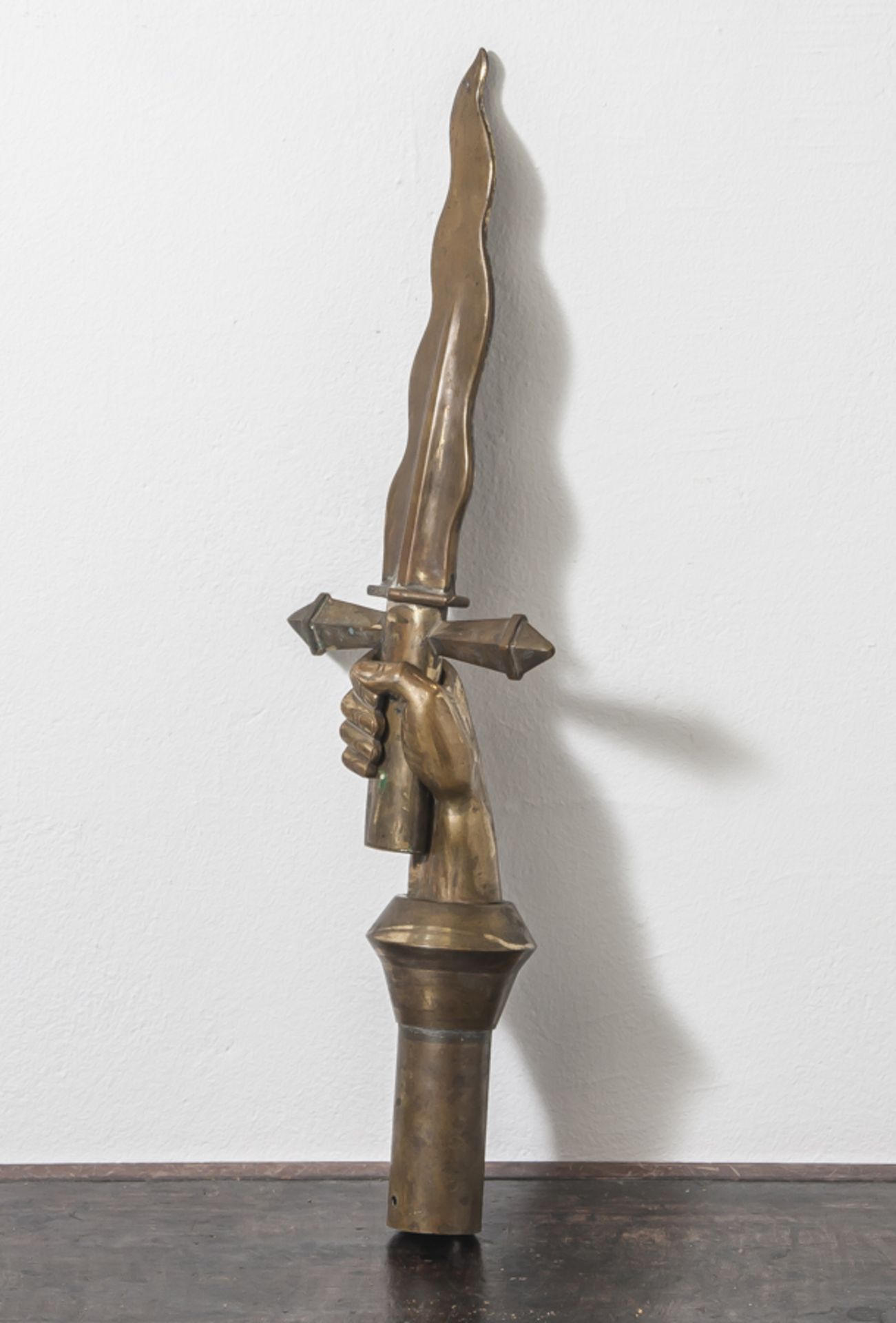 Standartenspitze, um 1900, Bronze, mit den Resten einer Feuerverg., in Form einer Hand mitgeflammtem