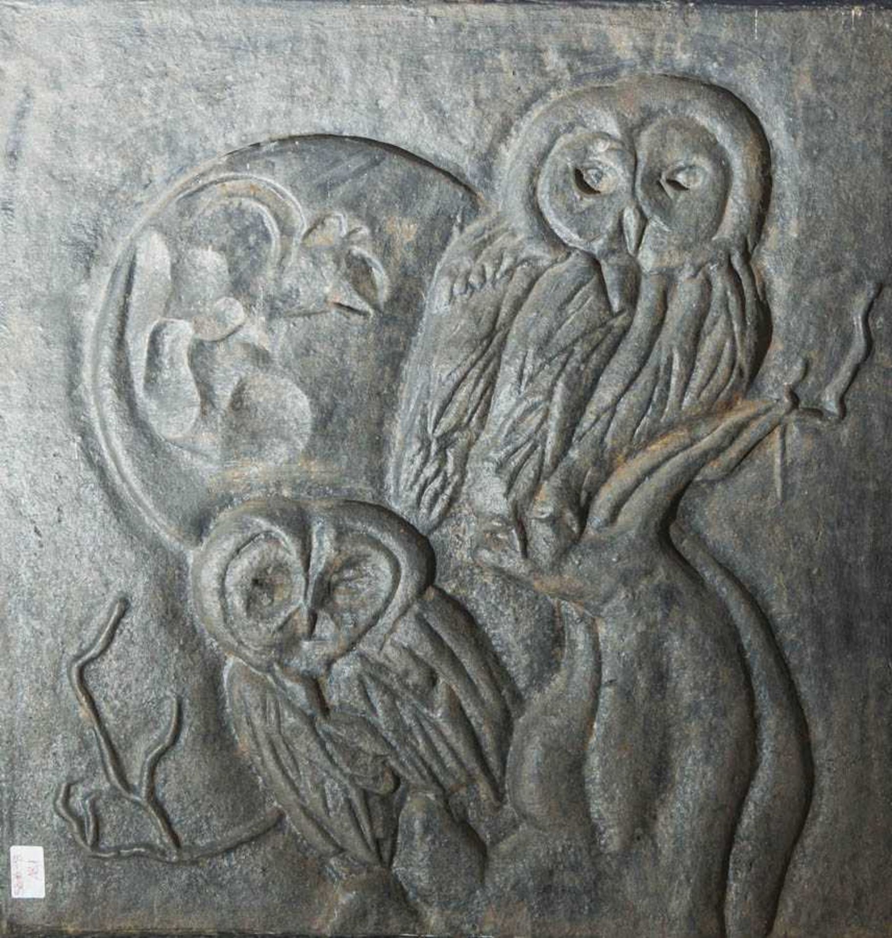 Metallgussplatte, reliefartige Darstellung von zwei auf einem Baum sitzenden Uhus. Ca. 50x 50 cm.