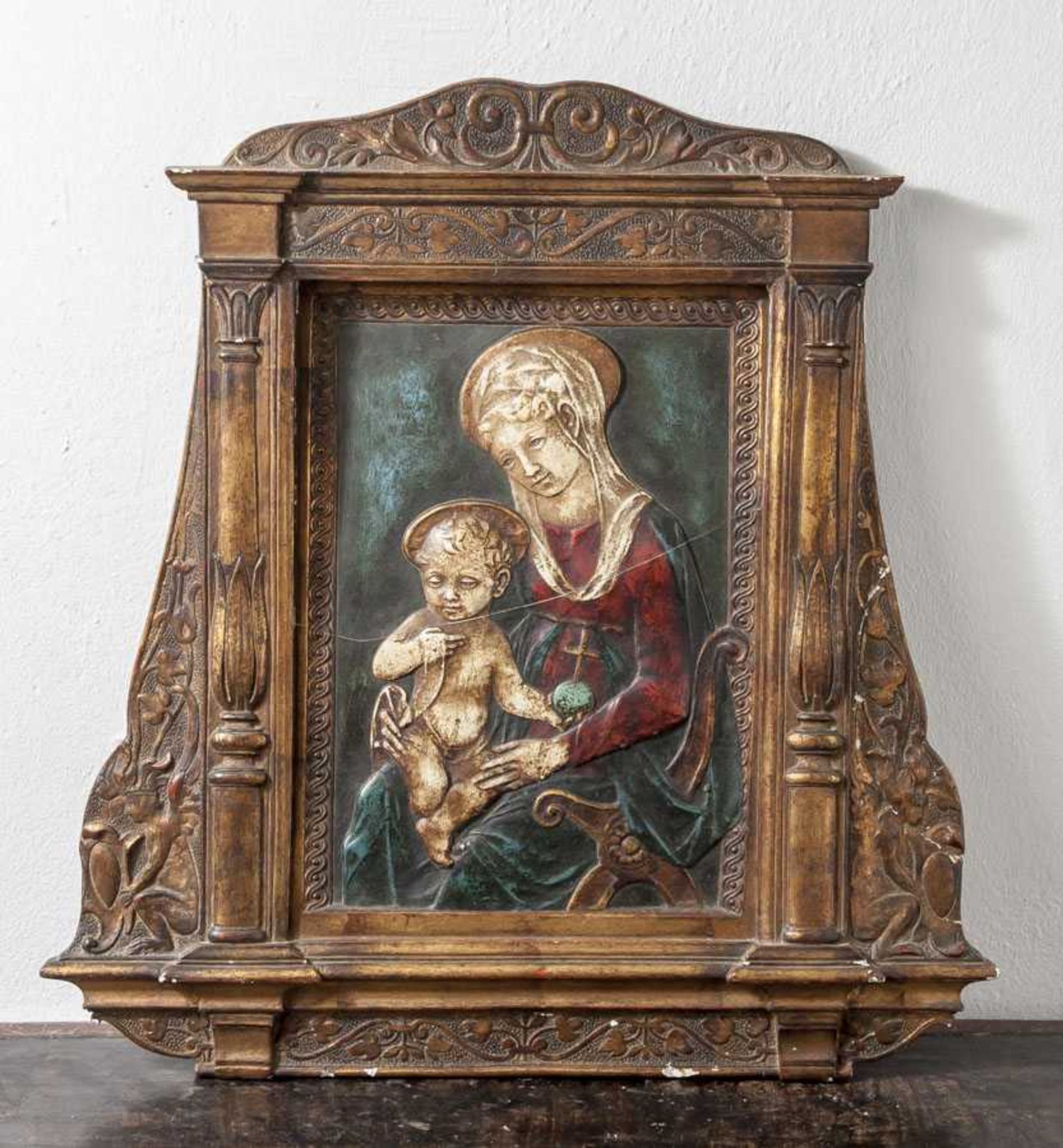 Madonna mit Kind, in aufwendiger Rahmung, Italien, wohl 19. Jahrhundert, im Stil derRenaissance.