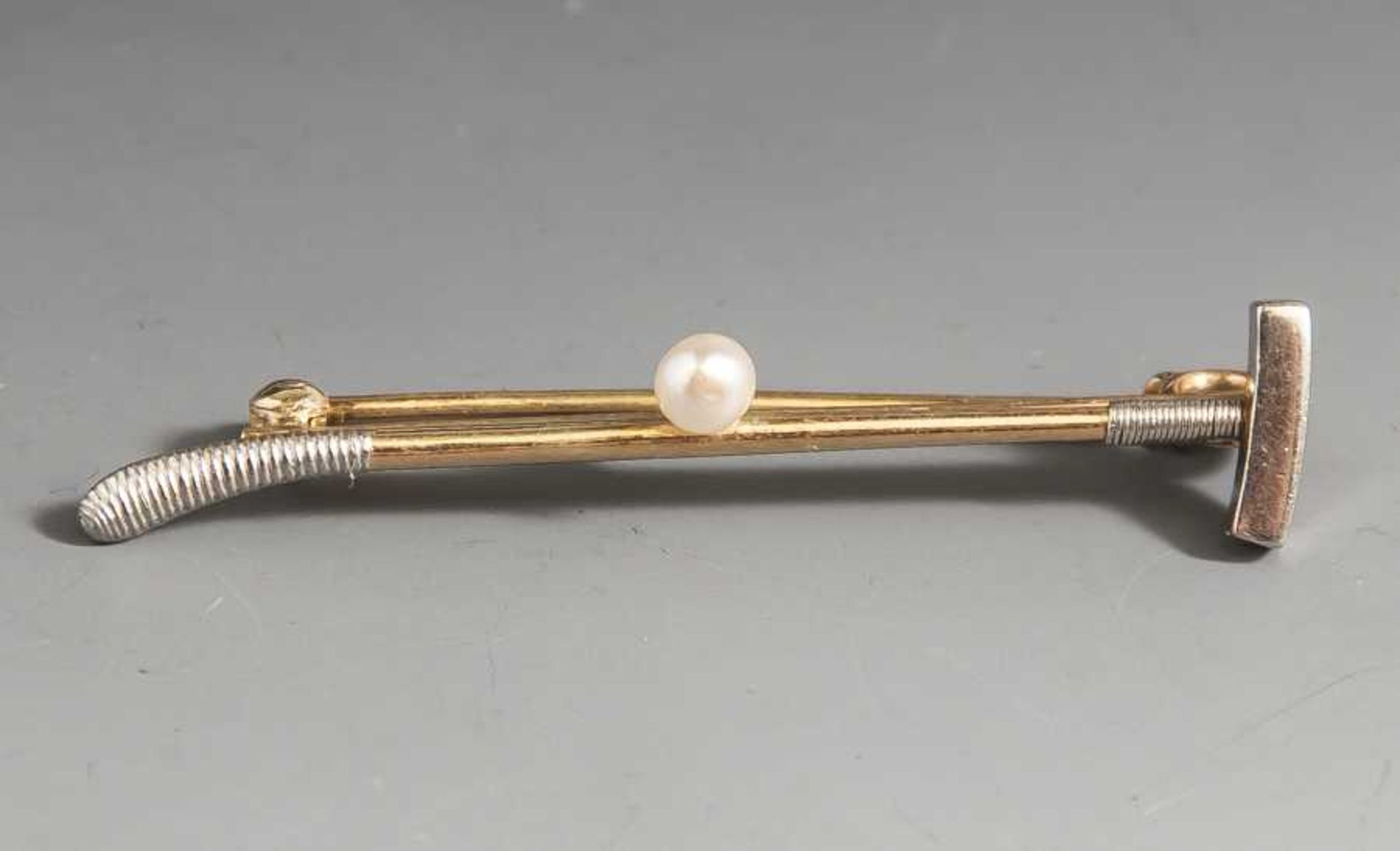 Brosche "Golfschläger", Gold 585, mit aufgesetzter kleiner Zuchtperle, DM. ca. 3 mm. L.ca. 4,1 cm,