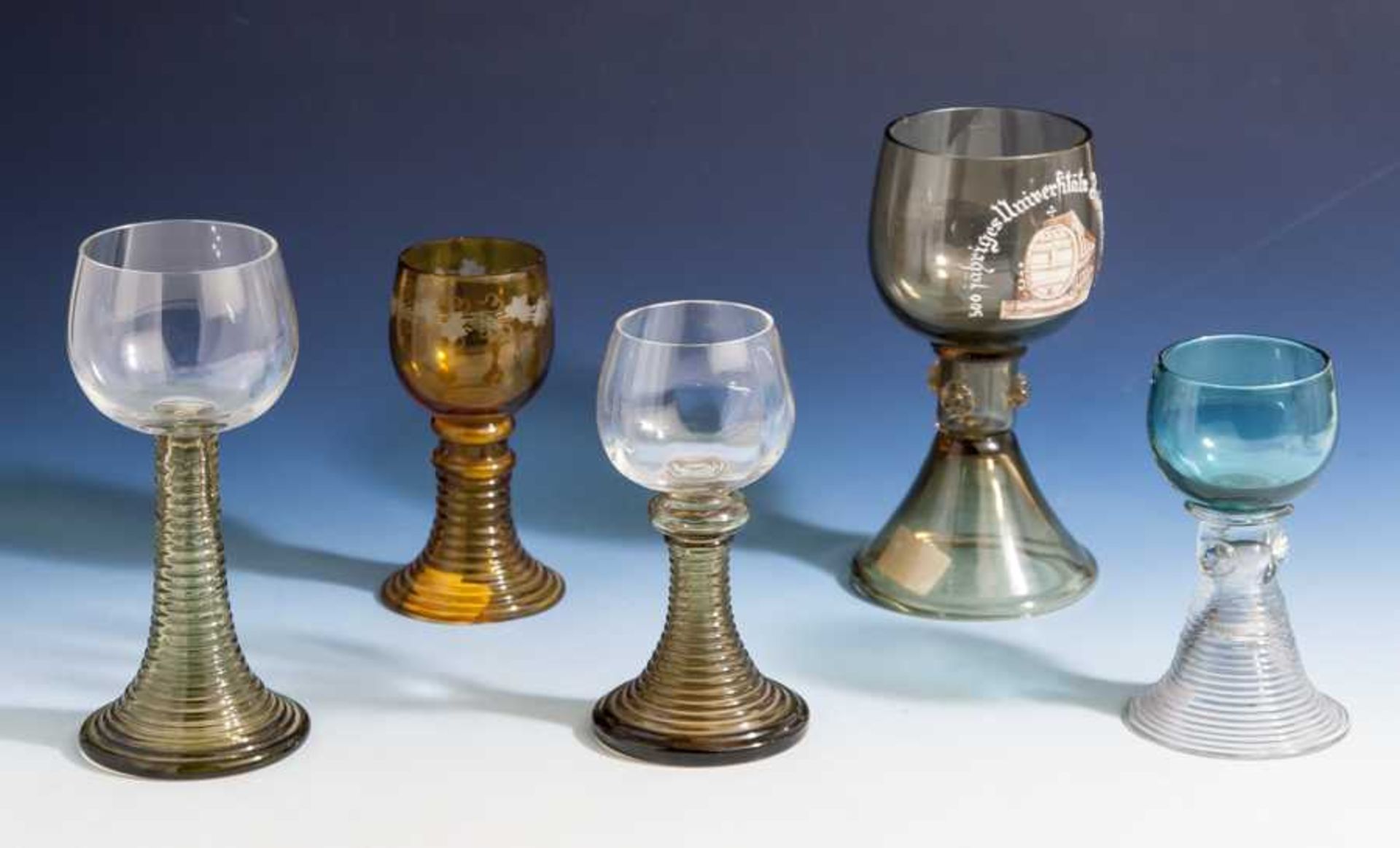 5 verschiedene Weinrömer, deutsch Ende 19. Jahrhundert/um 1900, farbloeses Glas,türkisblau bis
