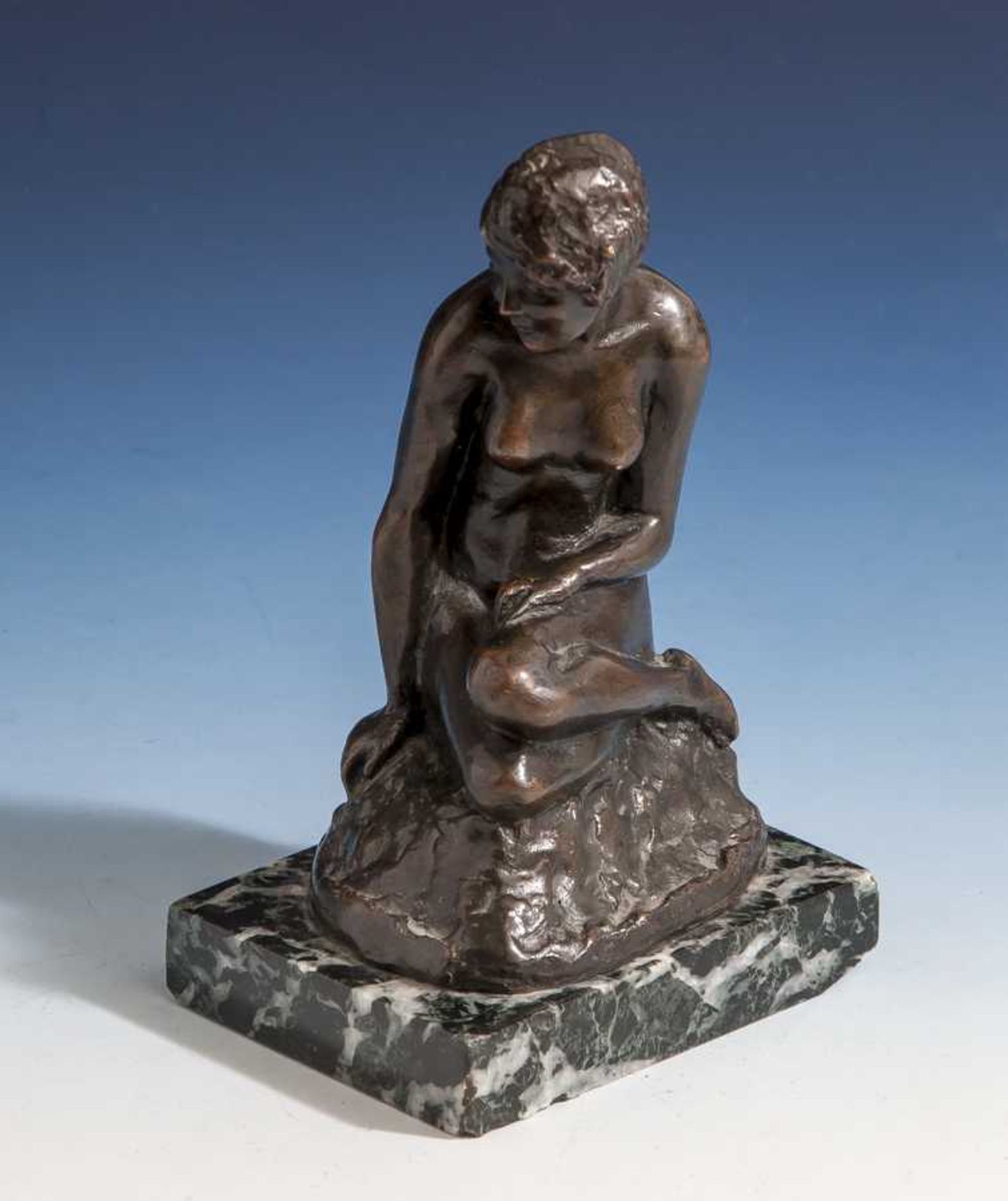 Bronzeplastik, sitzender weibl. Akt auf Felssockel, sign. wohl Jaasch. H. ca. 16,5 cm.