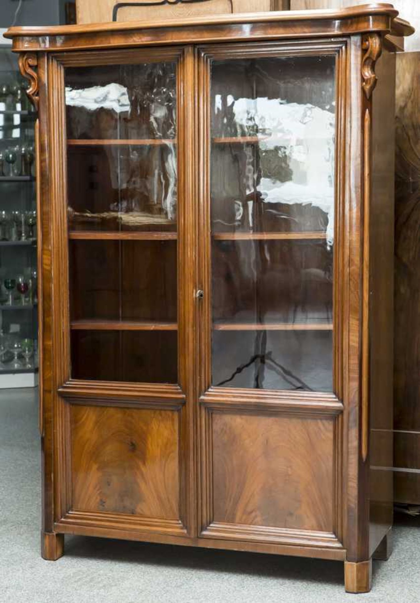 Kleine Vitrine od. Barockschrank, deutsch, um 1860/70, Mahagoniholz, 2-türig, in derSchaufront 2/3