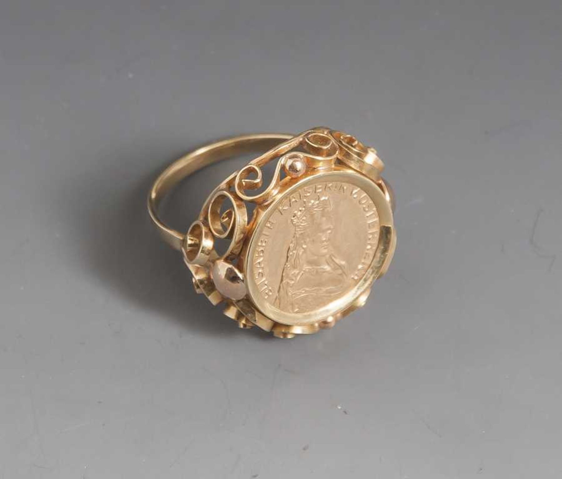 Ring mit Medaille "Elisabeth Kaiserin v. Österreich", Schiene Gelbgold 585, Gesamtgewichtca. 4,2 gr.