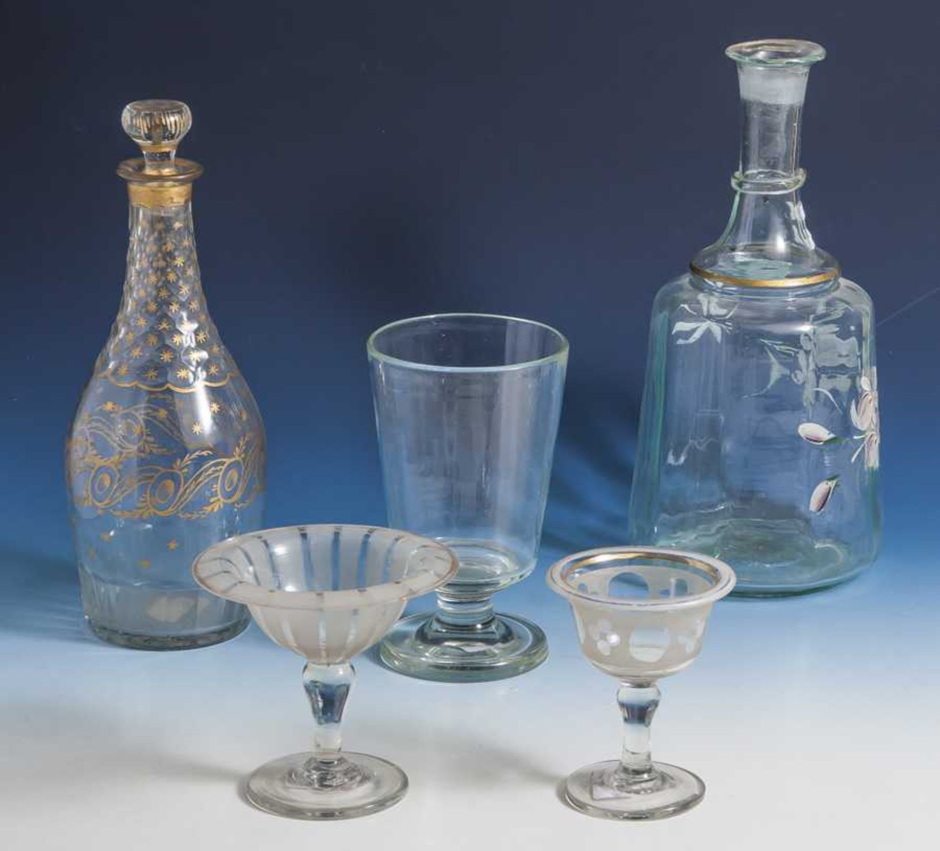 Posten Glas, 5 Teile, 19. Jahrhundert: 2 Karaffen, 1 Fußbecher, 1 Weinglas, 1 Likörglas.Z.T. m.