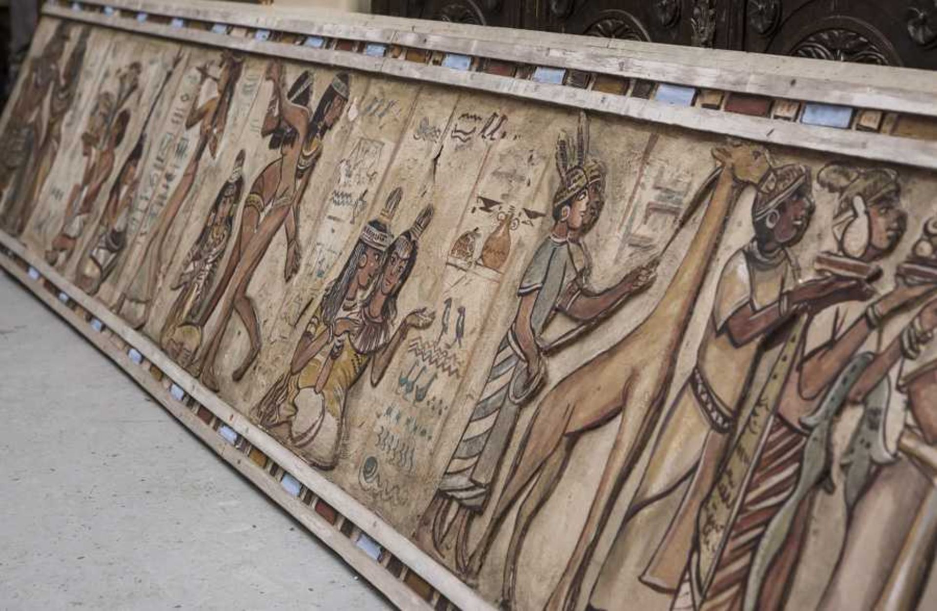 Zwei Wandfriese (ehemals Eingangshalle), mit ägyptischen reliefartigen Darstellungen vonPersonen