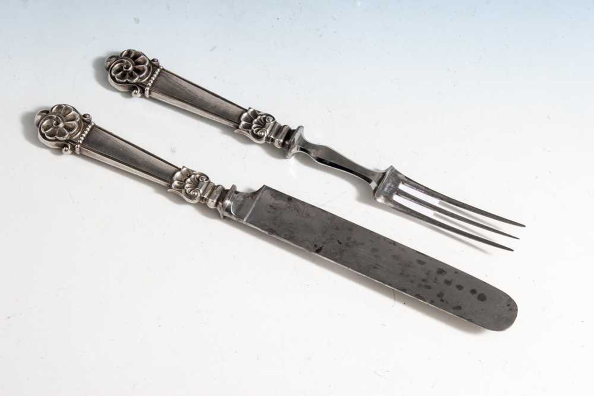 Vorlegebesteck, Silber 13-lötig, Messer und Gabel, die Schafte mit reliefiertemMuschelwerk.