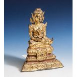 Sitzender Buddha, Thailand, Bronze vergoldet, im Diamantsitz auf mehrstufigem Lotusthron,