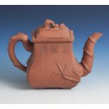 Teekanne, China, 20. Jahrhundert, rotbraunes Steinzeug, die Wandung m. reliefiertenBlütenzweigen,